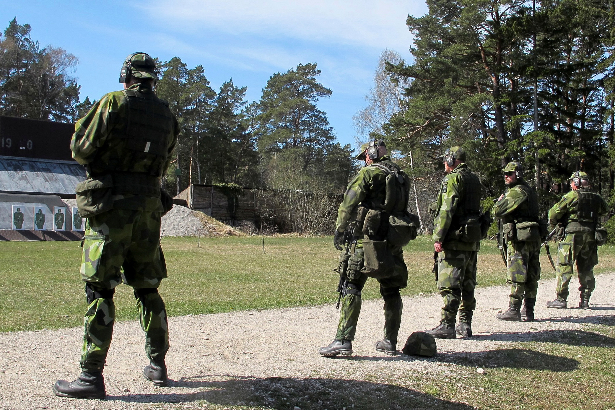 Voluntarios de la Guardia Nacional Sueca practican en un campo de tiro en Gotland, Suecia, el 5 de mayo de 2022. REUTERS/Philip O'Connor
