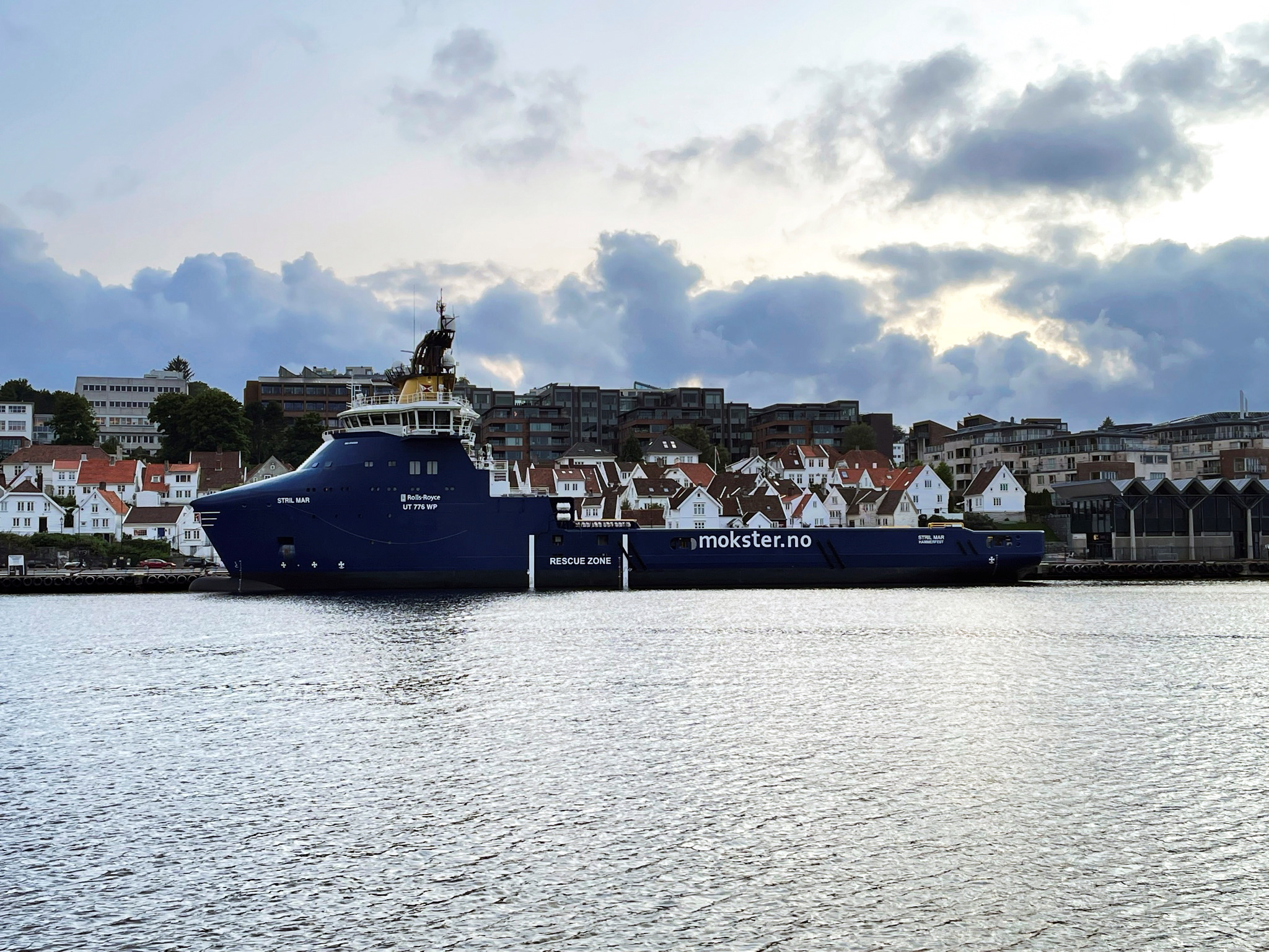 Un buque de suministro de plataformas de petróleo y gas en alta mar está atracado en un muelle en Stavanger, Noruega, el 9 de agosto de 2021.  (REUTERS/Nerijus Adomaitis)