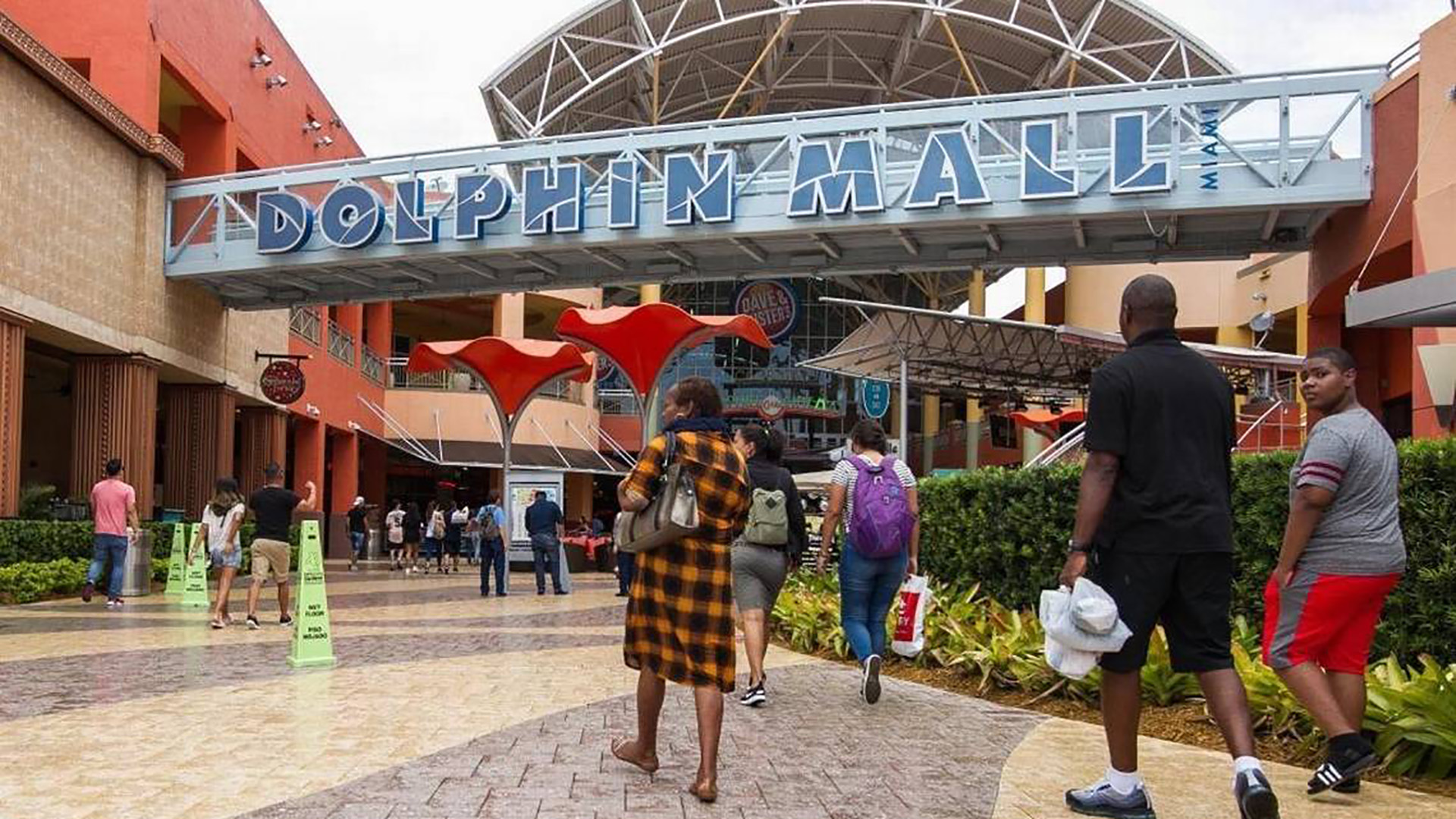 El Dolphin Mall es uno de los preferidos de los visitantes a Miami por su fácil acceso. 