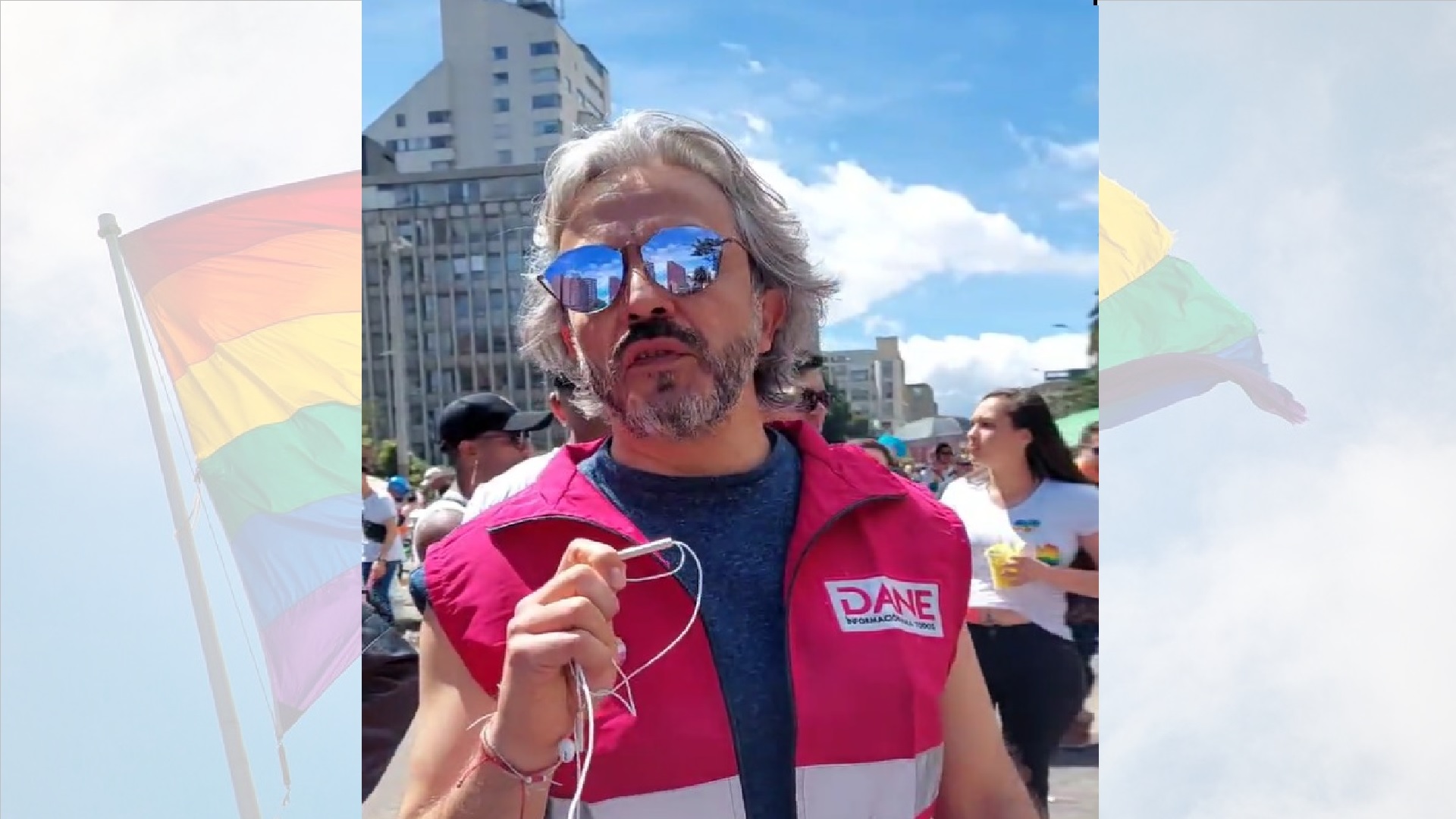 Juan Daniel Oviedo, director del Dane, acompañó la marcha del Orgullo LGBT+ en Bogotá