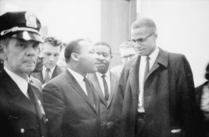 Martin Luther King Jr. y Malcolm X esperan 26 de marzo de 1964 (Reuters)