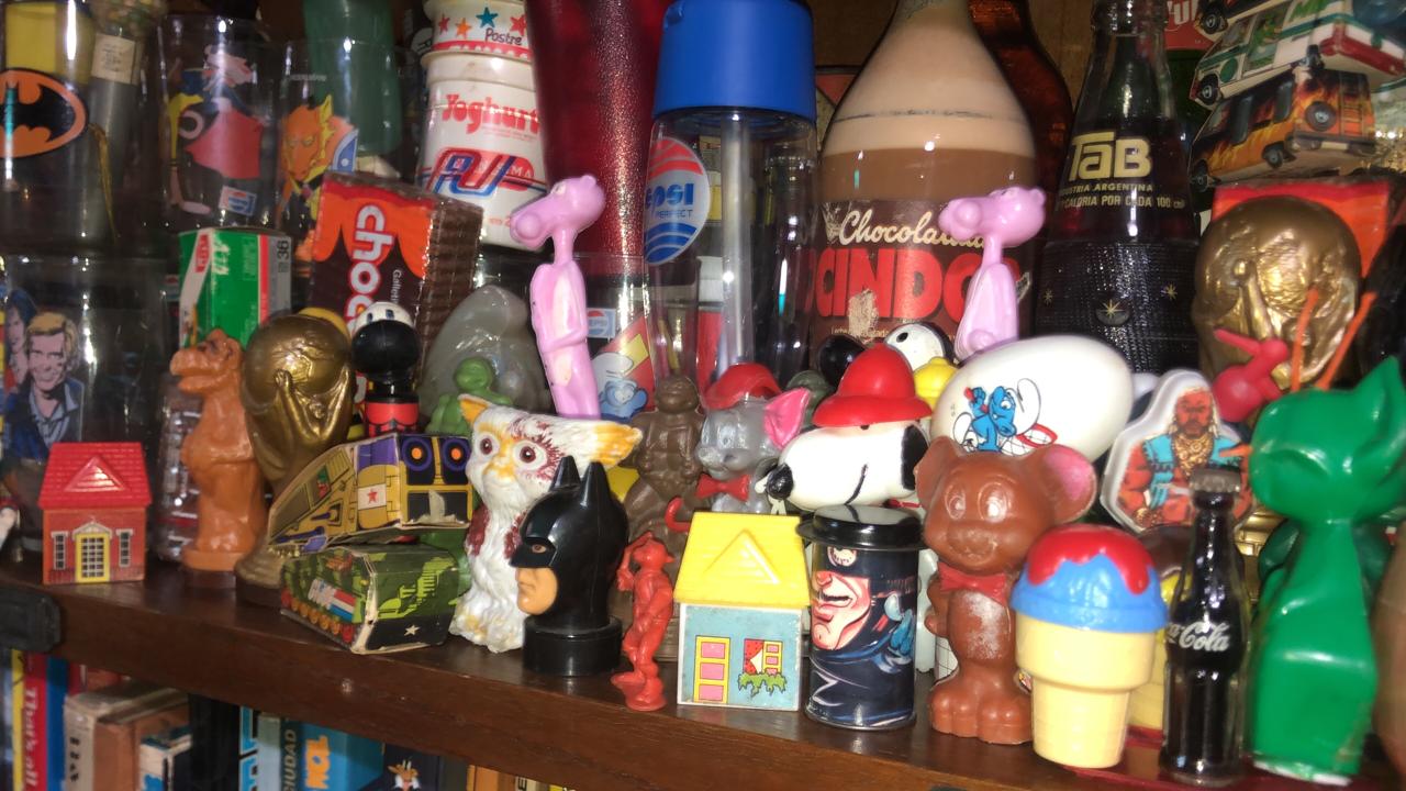 Una de las estanterías de la colección de Claudio Mañas cargada de pura nostalgia (@dulcesochentas)