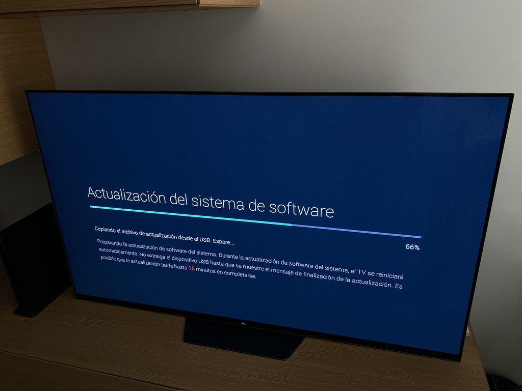 Actualización del sistema de software en un televisor Sony con Android TV. (foto: Gonzalo Varas)