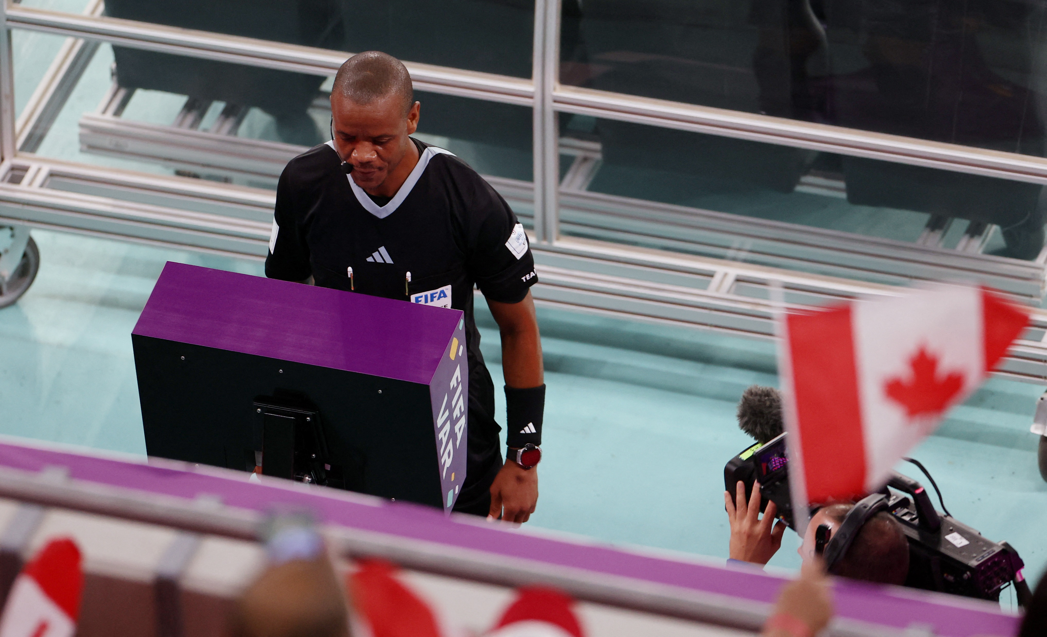 Janny Sikazwe chequea el monitor del VAR antes de sancionar el penal para Canadá (REUTERS/Molly Darlington)