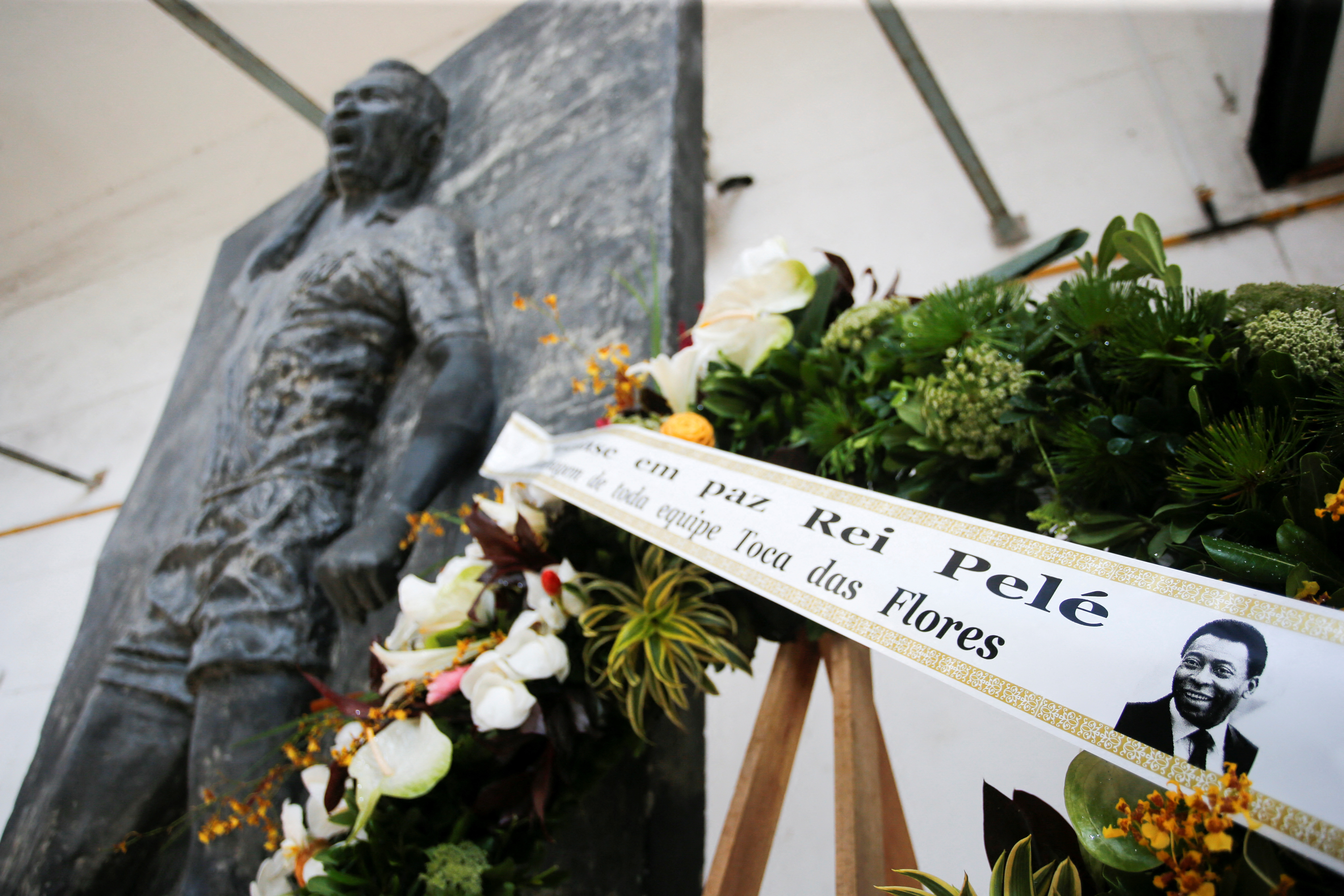 Un arreglo floral en la estatua de Pelé fuera del estadio Vila Belmiro (REUTERS/Diego Vara)