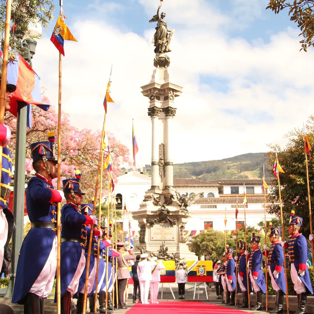 Ceremonia de cambio de guardia y colocación de ofrendas florales en la Plaza de la Independencia. (Foto: FFAA).