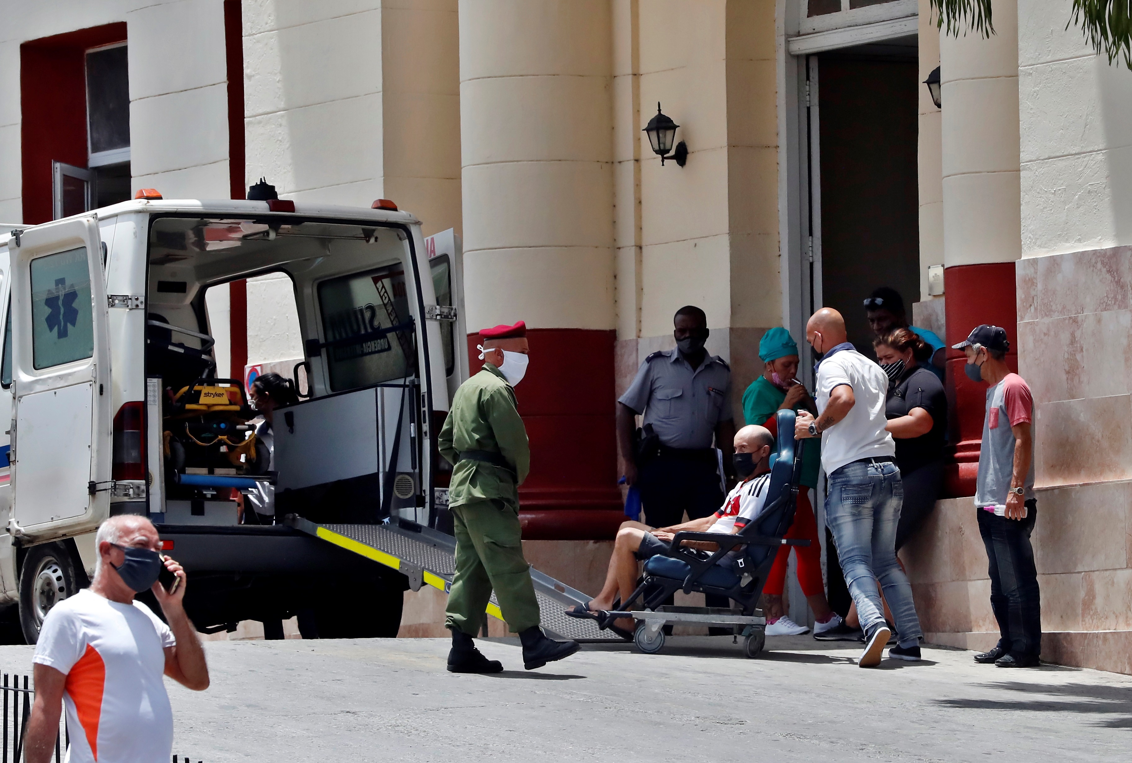 Un paciente es subido a una ambulancia, en La Habana (Cuba), en una fotografía de archivo. EFE/ Ernesto Mastrascusa
