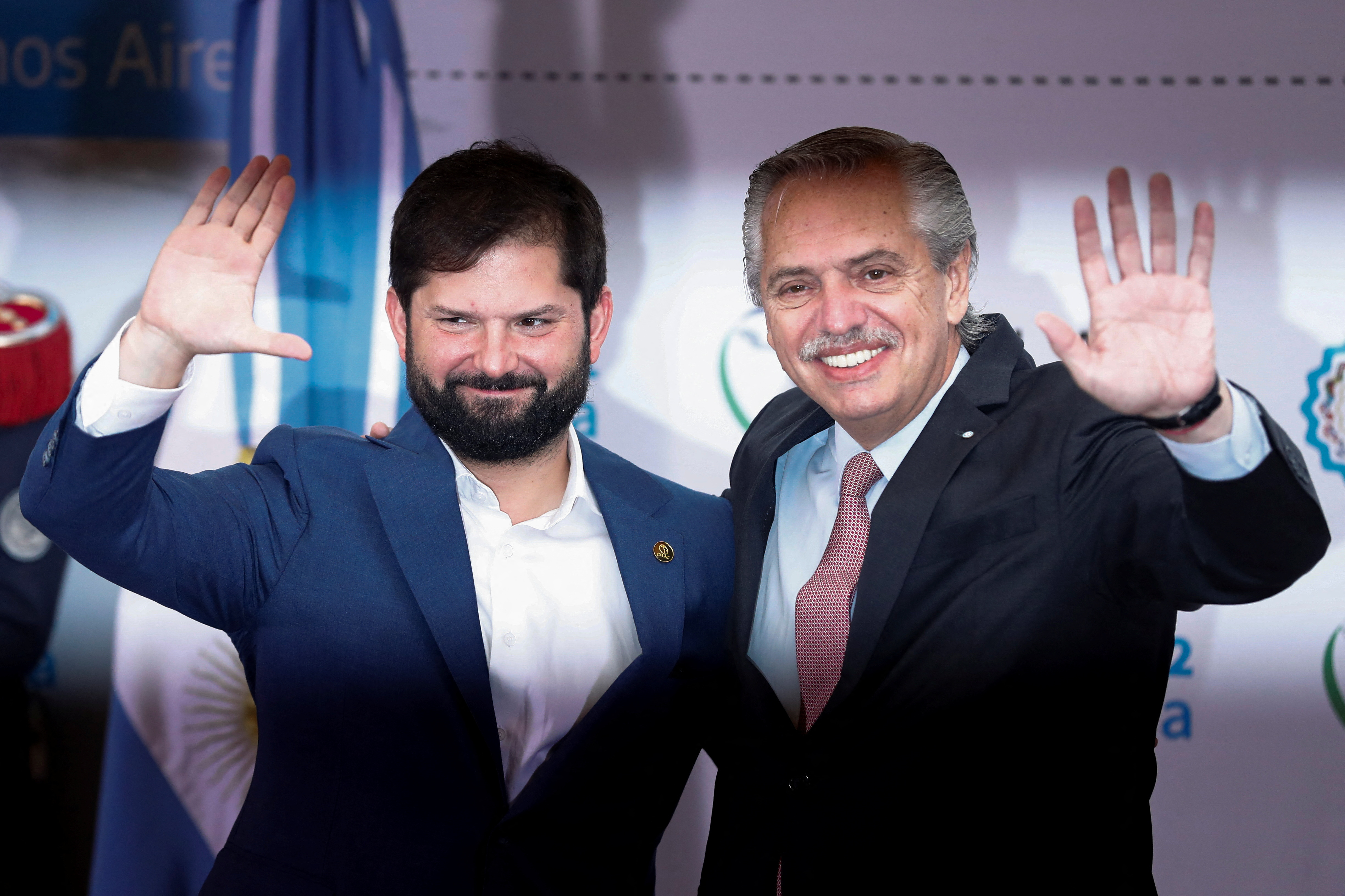 Alberto Fernandez and Gabriel Boric greet at the beginning of the CELAC summit in Buenos Aires