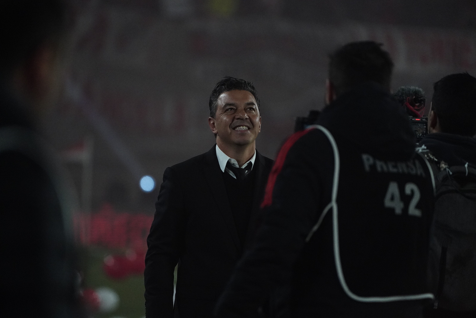 La sonrisa de emoción del ex enganche cuando se bañó en la ovación previa al encuentro