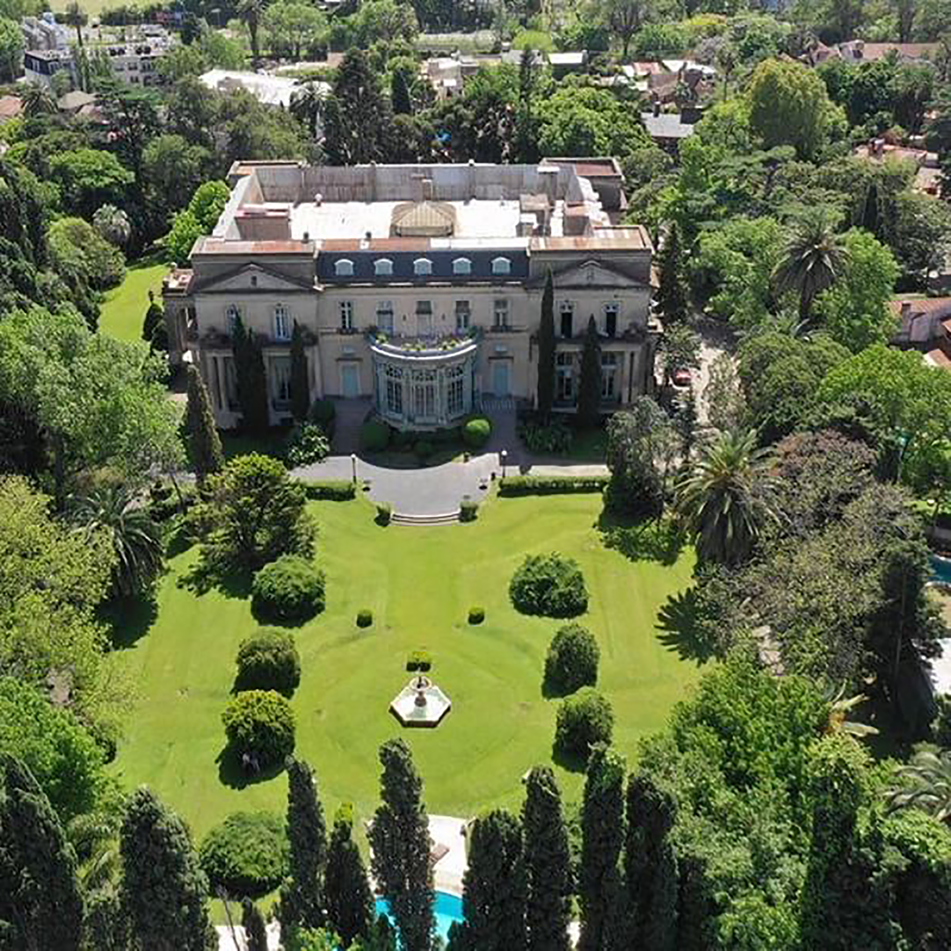 Una vista aérea del imponente Palacio Sans Souci, ubicado en Victoria, partido de San Fernando