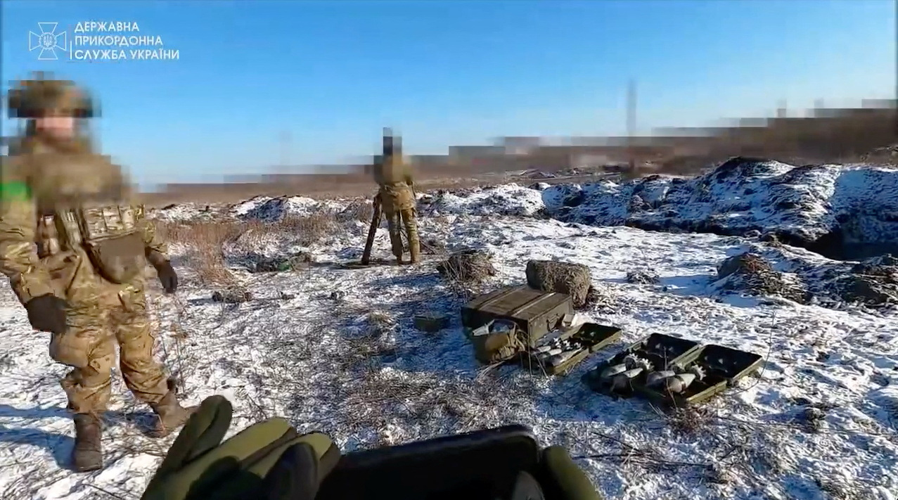 Vista general de tropas ucranianas supuestamente atacando a mercenarios de Wagner cerca de Bakhmut, Ucrania, en esta captura de pantalla tomada de un vídeo difundido el 12 de enero de 2023. (REUTERS)