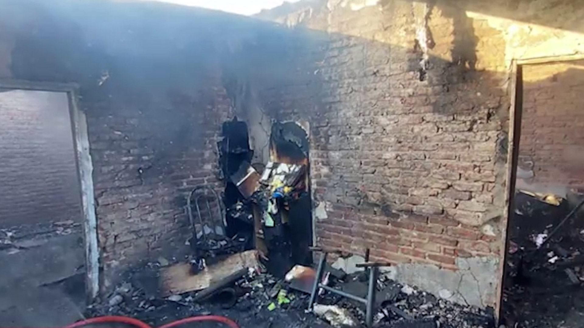 Incendio y tragedia en Bernal: cinco personas murieron calcinadas dentro de una vivienda mientras dormían 