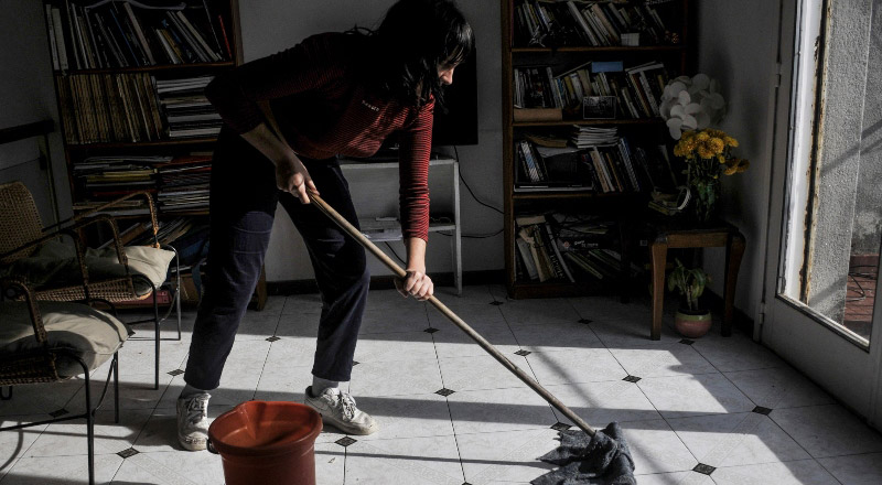 En la Argentina, hay 648.000 trabajadoras domésticas registradas a las que hay que sumar 1,3 millones que no lo están. (Imagen: Télam)