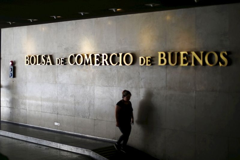 Foto de archivo: una mujer camina en la entrada del edificio de la Bolsa de Comercio de Buenos Aires en el centro de la capital argentina. 23 nov, 2015. REUTERS/Ivan Alvarado
