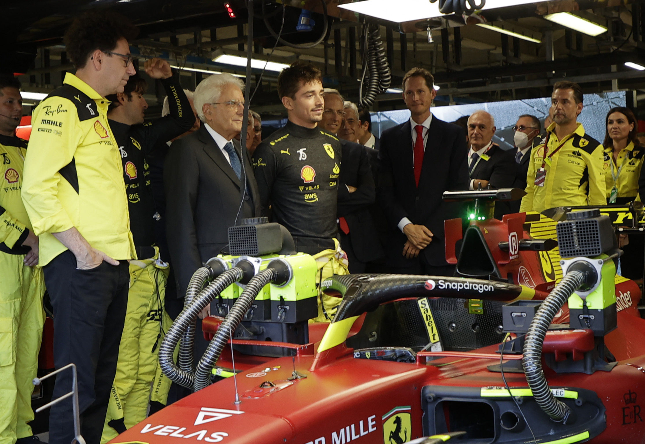 El año pasado en Monza, con motivo de la celebración de los 75 años de la Scuderia, se reunieron Charles Leclerc, John Elkann y el presidente de Italia, Sergio Mattarella (REUTERS/Ciro De Luca)