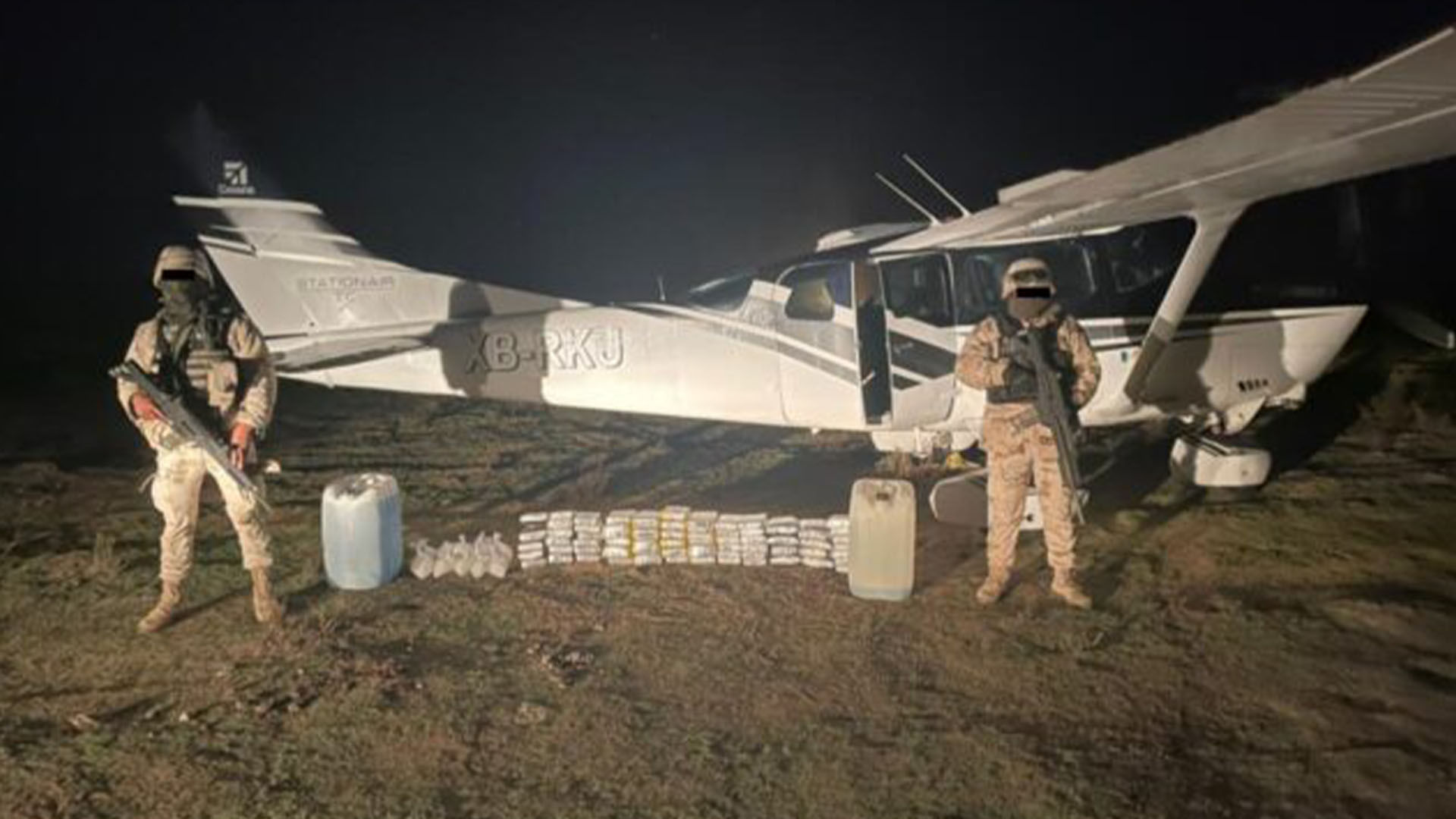 El 27 de marzo se reportó el hallazgo de una avioneta con cargamento de drogas en Ojos Negros (Foto: Twitter@HrPelotonmx)