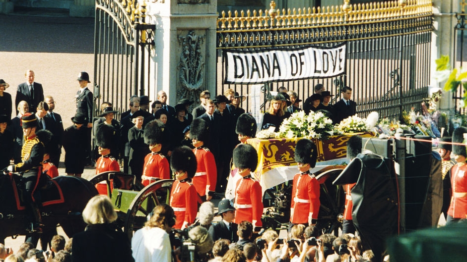 “Un funeral único para una persona única”: la despedida a Lady Di que arrasó con protocolos, flores y audiencias