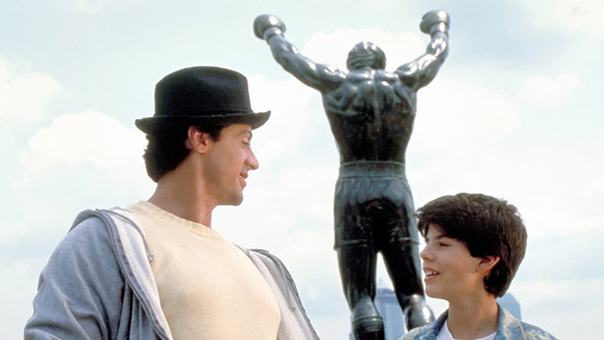 Stallone quería retirar una estatua de su personaje de Rocky Balboa. Al ser una gran fan de la saga de "Rocky", Adele amenazó con no comprar la casa si Stallone se llevaba la estatua
