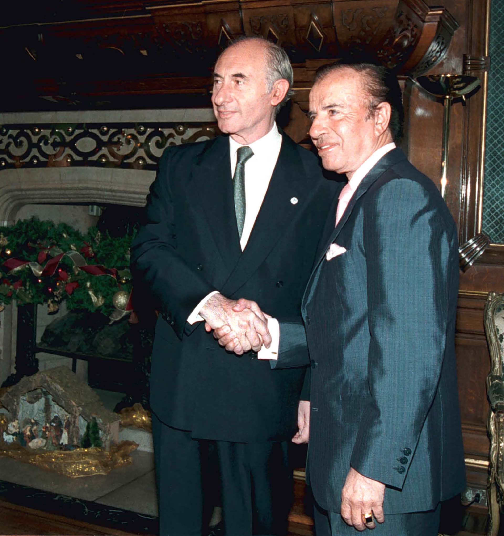El 10 de diciembre de 1999, Carlos Menem entregó los atributos al tercer presidente constitucional desde el regreso de la democracia en 1983, Fernando De la Rúa