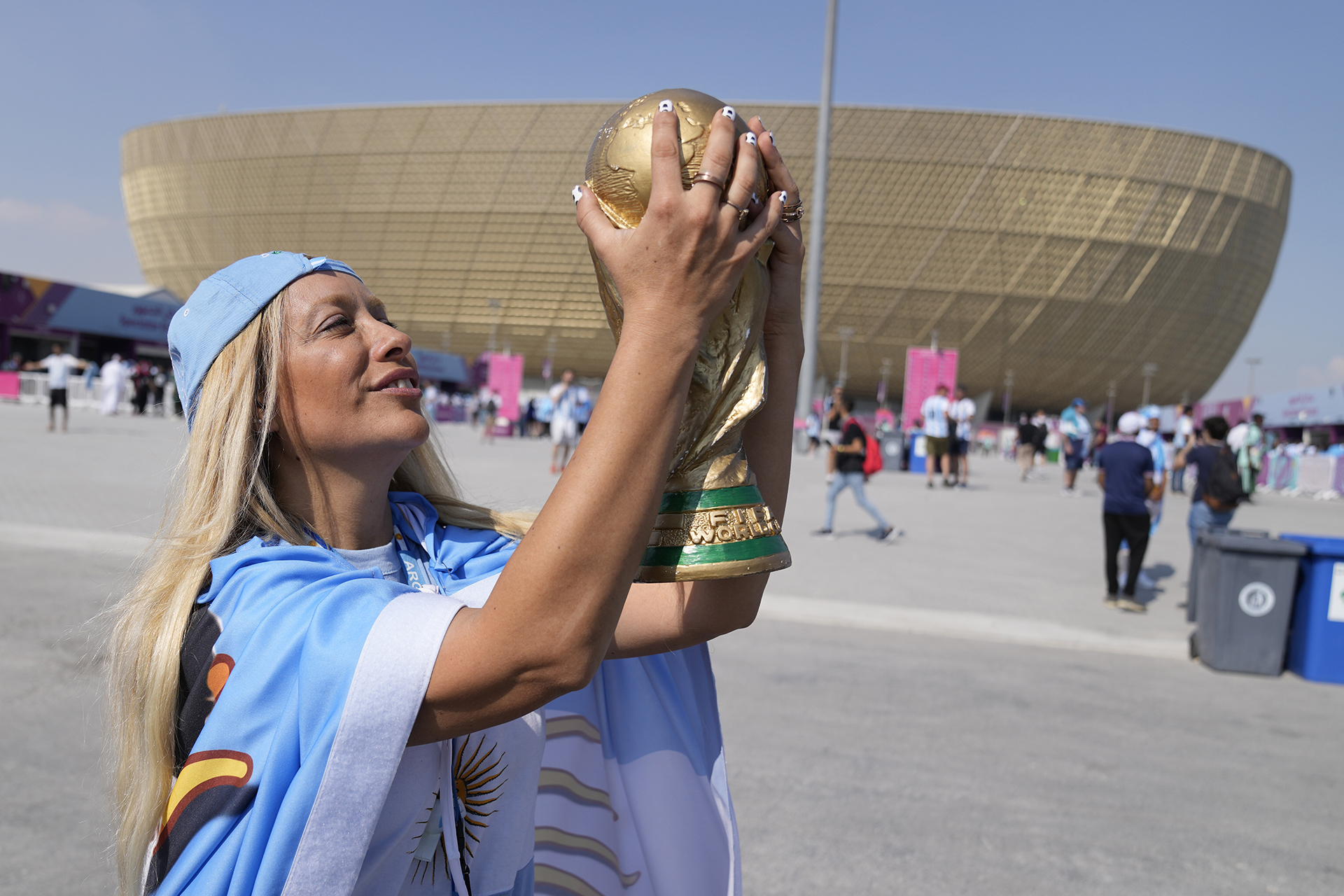Una fanática con la copa del mundo en las afueras del estadio Lusail (AP)