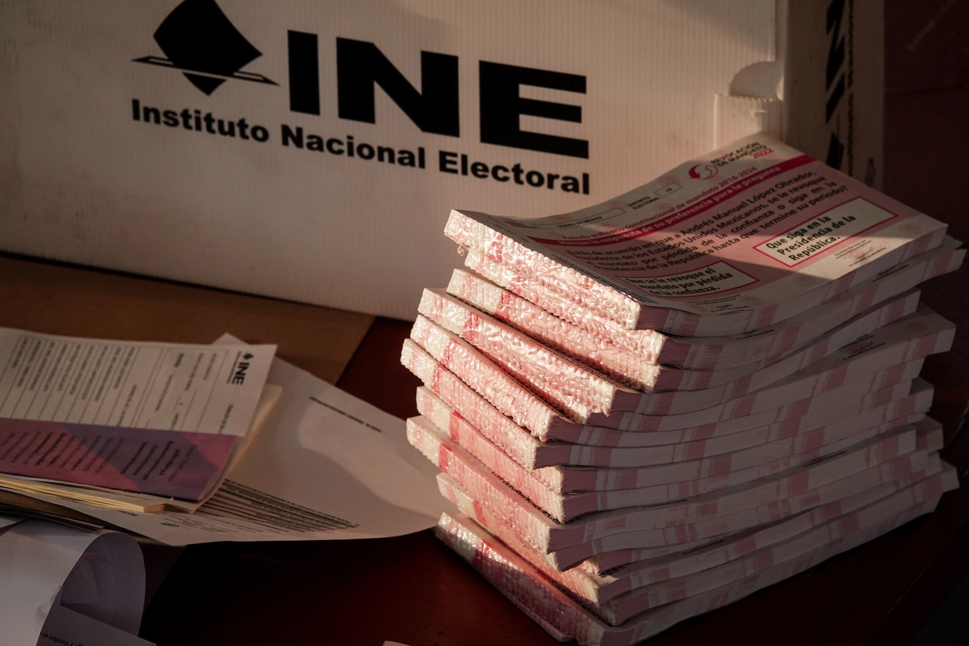 La consulta no fue vinculatoria ya que no juntó el 40% de participación ciudadana requerida como mínimo por el INE. (Foto: Cuartoscuro)