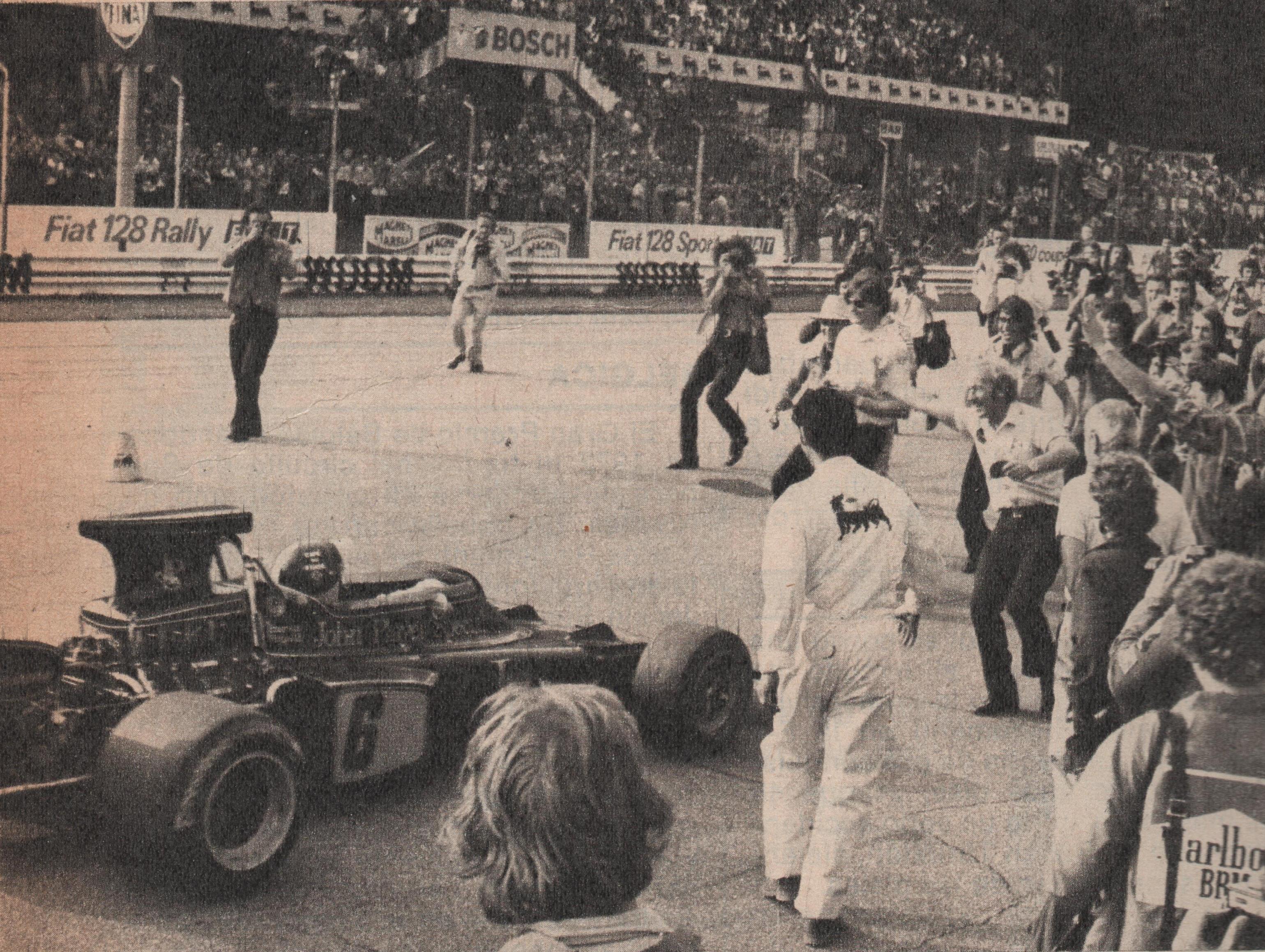 Emerson Fittipaldi ganando en Monza, Italia, el día que logró su primer campeonato mundial (Archivo CORSA).