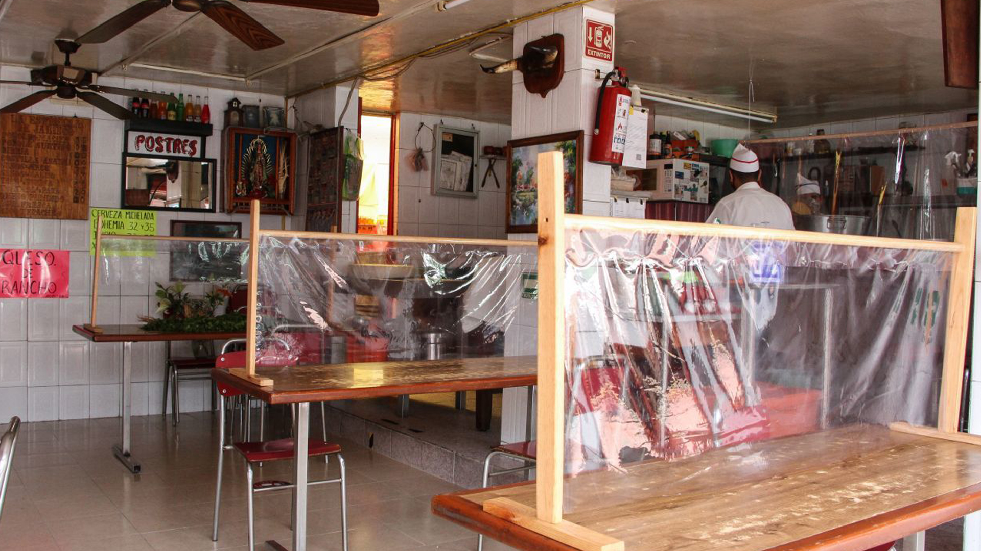 Algunos restaurantes de comida rápida han improvisado separadores con plásticos para mantener la distancia entre sus clientes (Foto: Cuartoscuro)