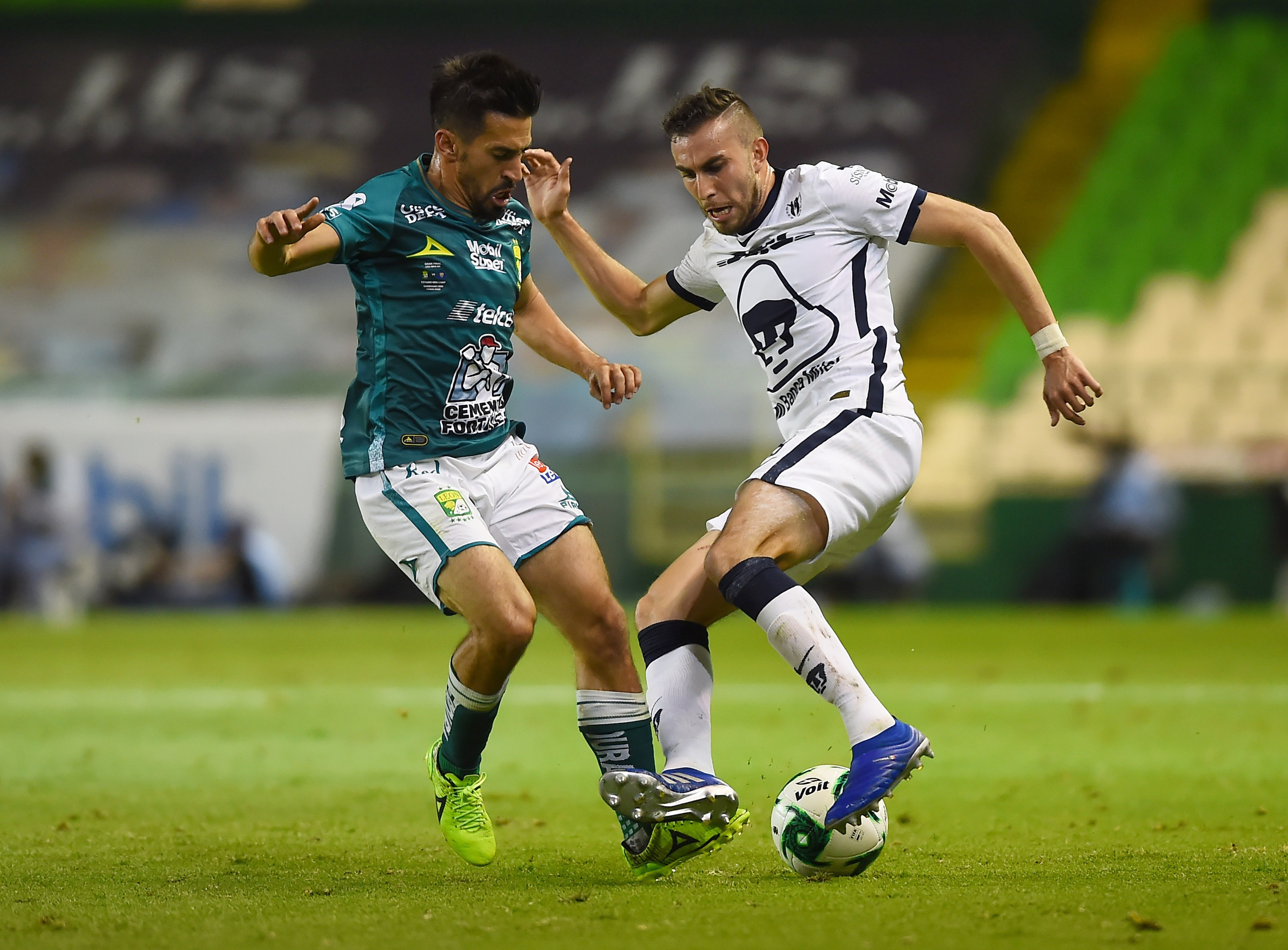 Fernando Navarro de León en acción con Alejandro Mayorga de Pumas UNAM.