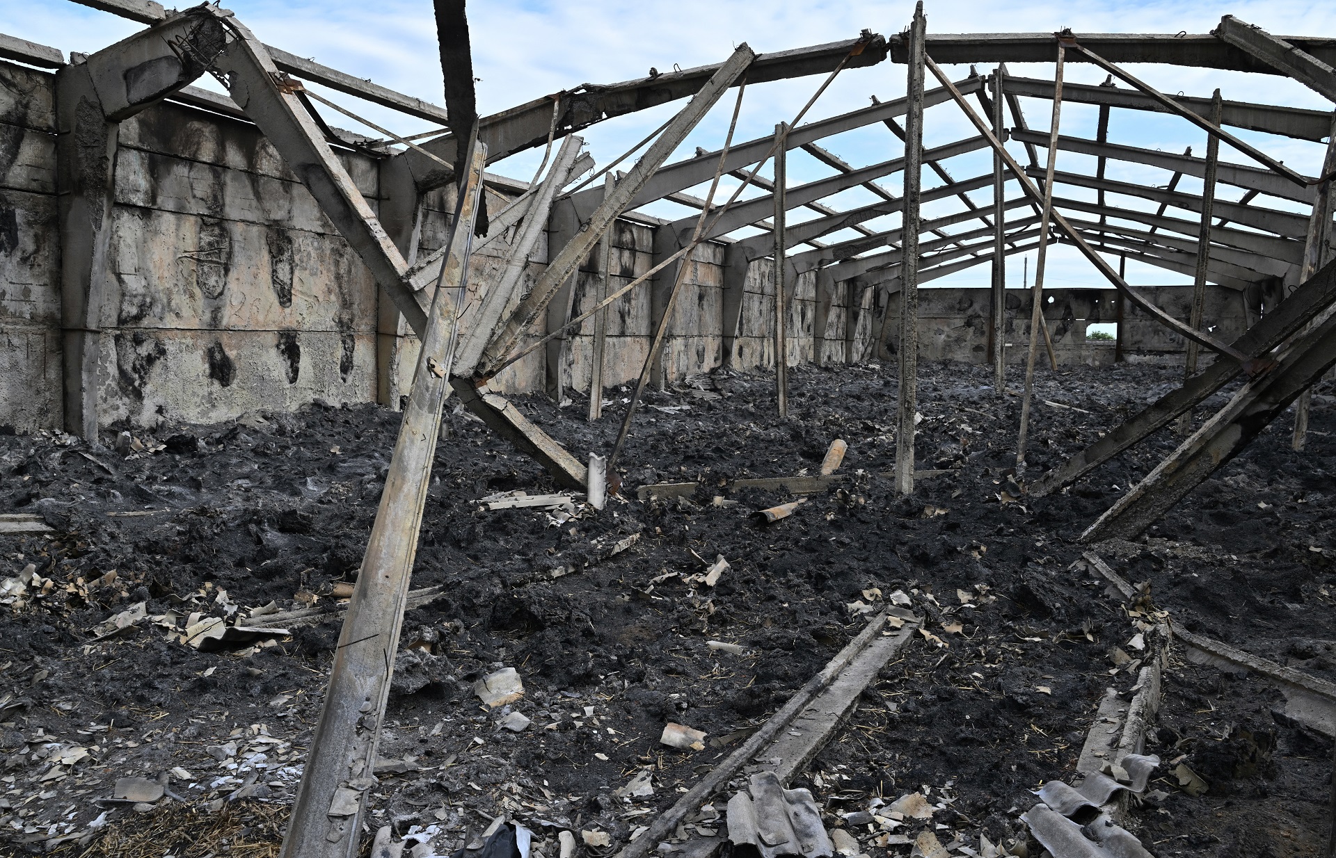 Gudang pakan ternak yang dihancurkan oleh pemboman Rusia pada bulan Februari di Odessa (Foto oleh Genya SAVILOV / AFP)