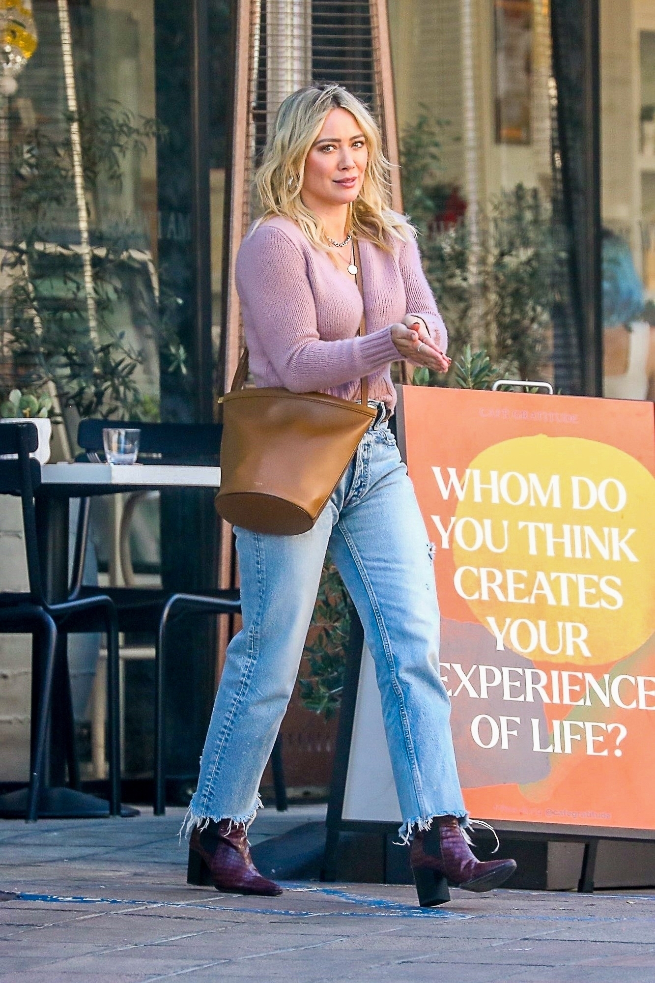 En un alto de la filmación de un proyecto en Paramount Studios, la actriz Hilary Duff pasó por el Cafe Gratitude en Los Ángeles para compartir una comida con amigos
