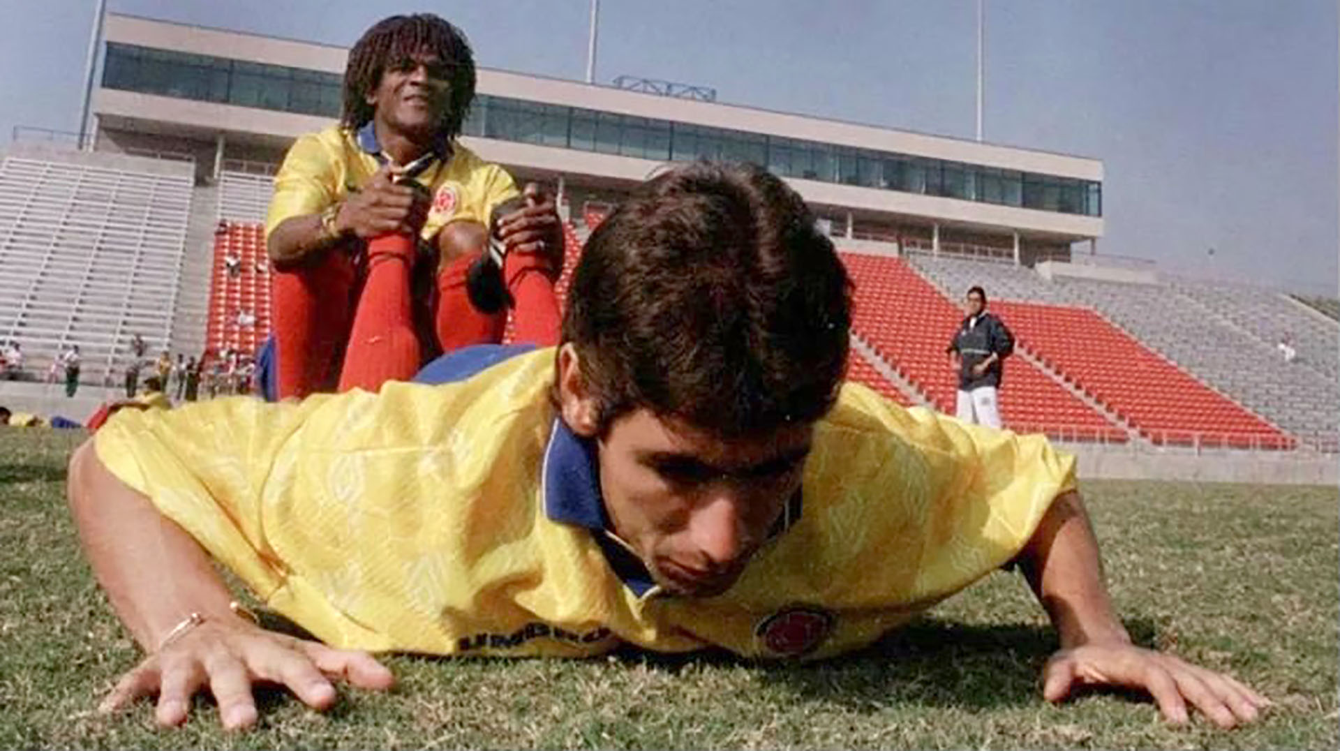 Los jugadores Jhon Jairo Tréllez, delantero, y Andrés Escobar, defensa, durante un entrenamiento con la Selección Colombia. 