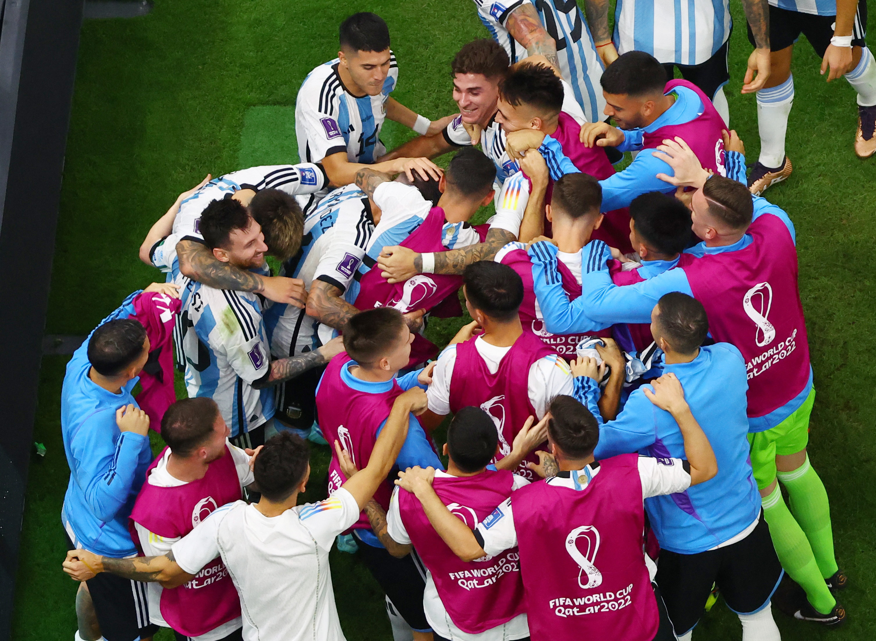 Todo el equipo argentino celebró el triunfo (REUTERS/Fabrizio Bensch)