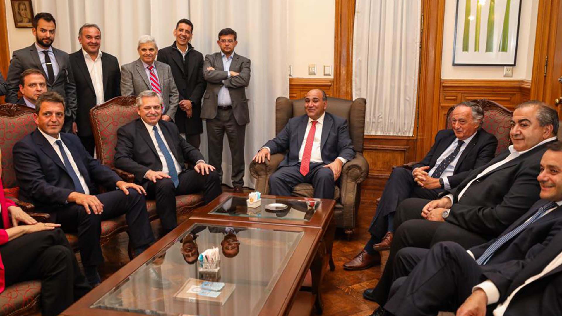 Fernández junto a Miguel Acevedo, de la UIA, Héctor Daer, de la CGT, y Sergio Massa, entre otros, antes de asumir como Presidente