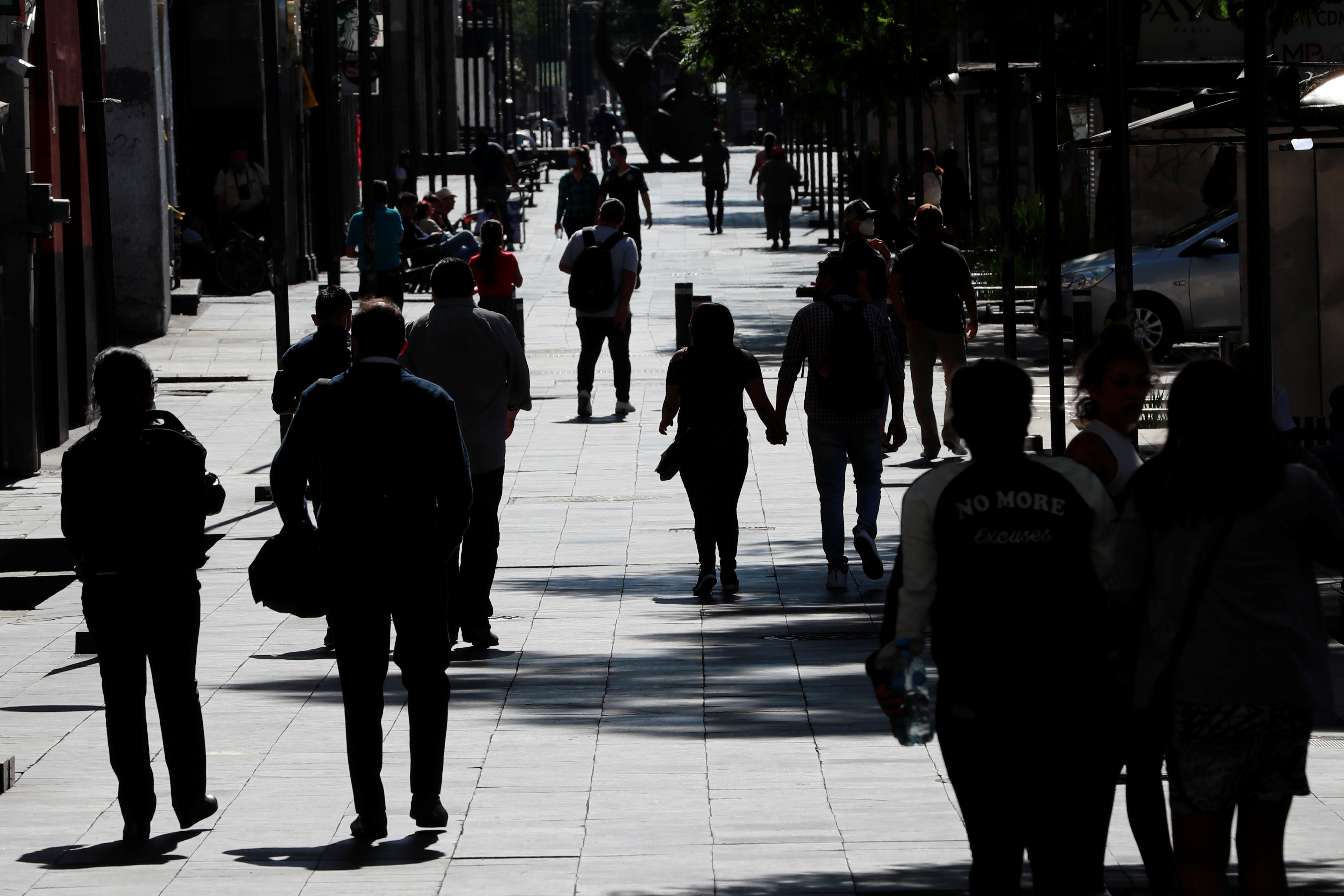 La gente camina en la calle mientras el brote de la enfermedad por coronavirus (COVID-19) continúa en la Ciudad de México, México, 14 de junio de 2020. Foto: Reuters.