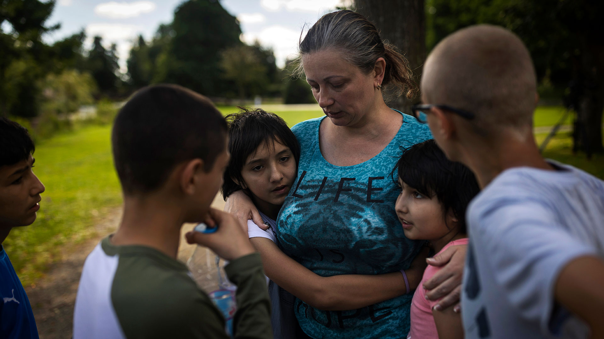 Olga Lopatkina y sus hijos adoptivos (AP Photo/Jeremias Gonzalez)