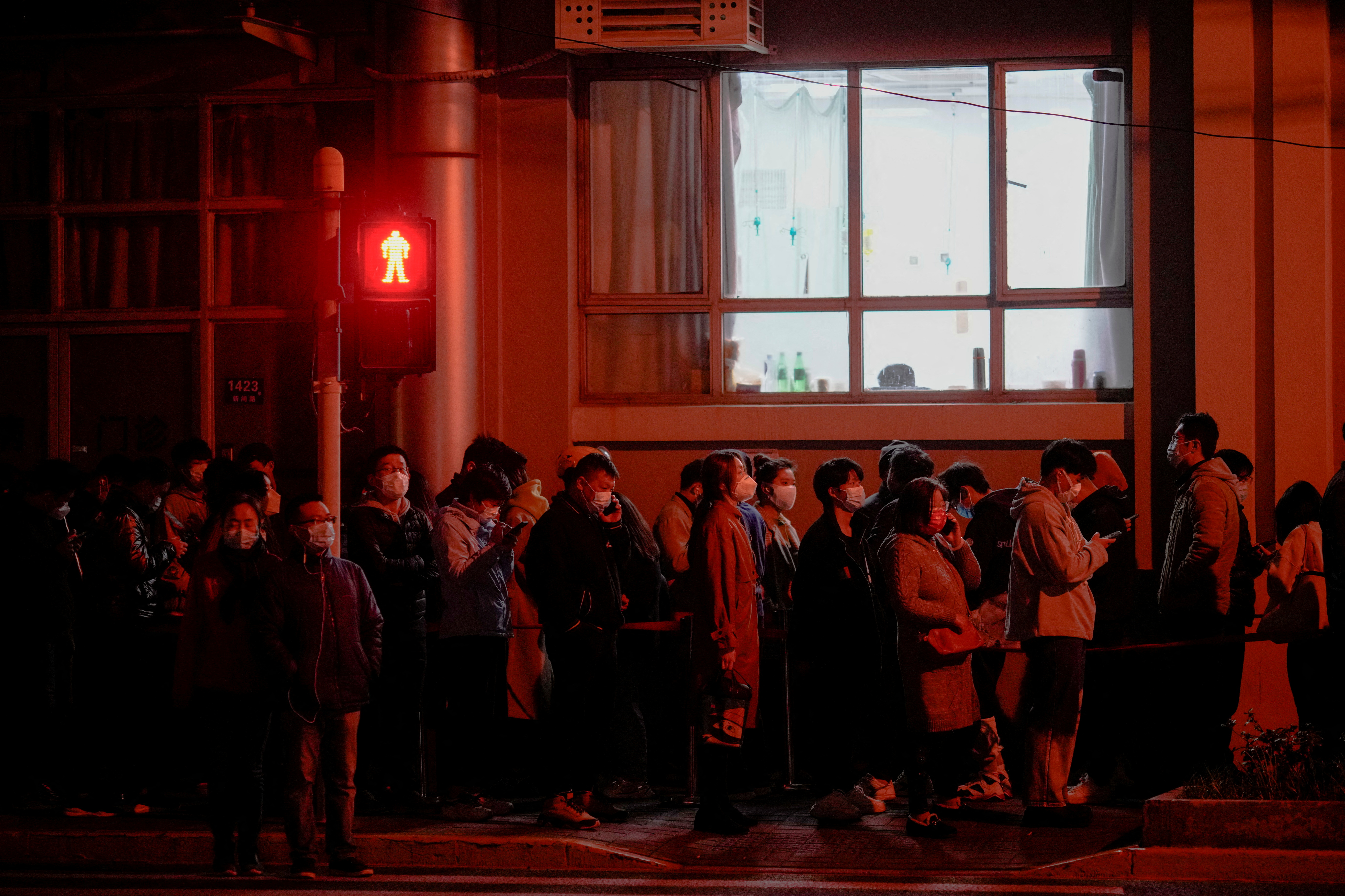 Las personas hacen fila cerca de un sitio de prueba (REUTERS/Aly Song)