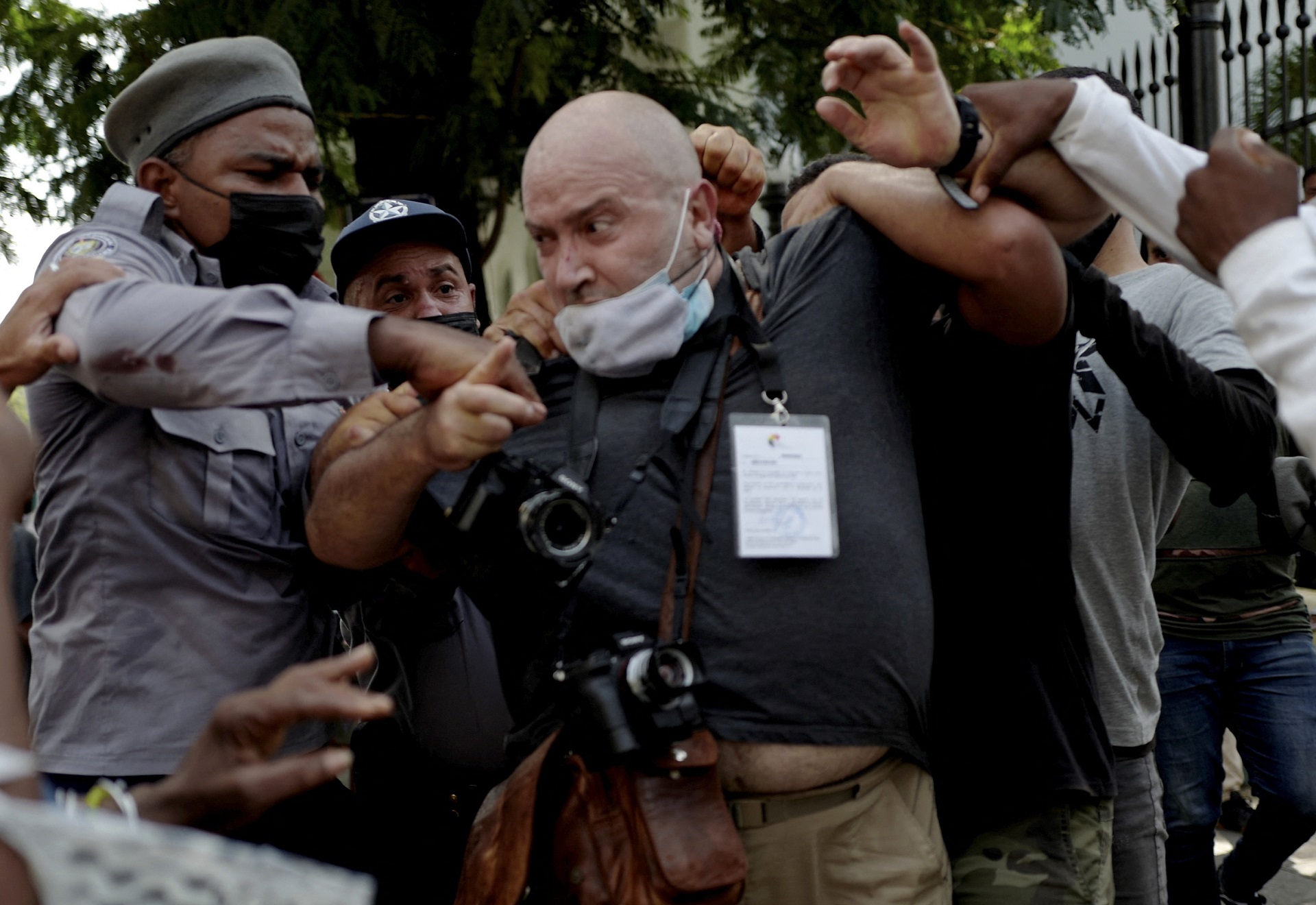El fotógrafo de AP, el español Ramón Espinosa, es agredido por la policía mientras cubre una manifestación contra el presidente cubano Miguel Díaz-Canel en La Habana, el 11 de julio de 2021. " (Foto de Adalberto ROQUE / AFP)