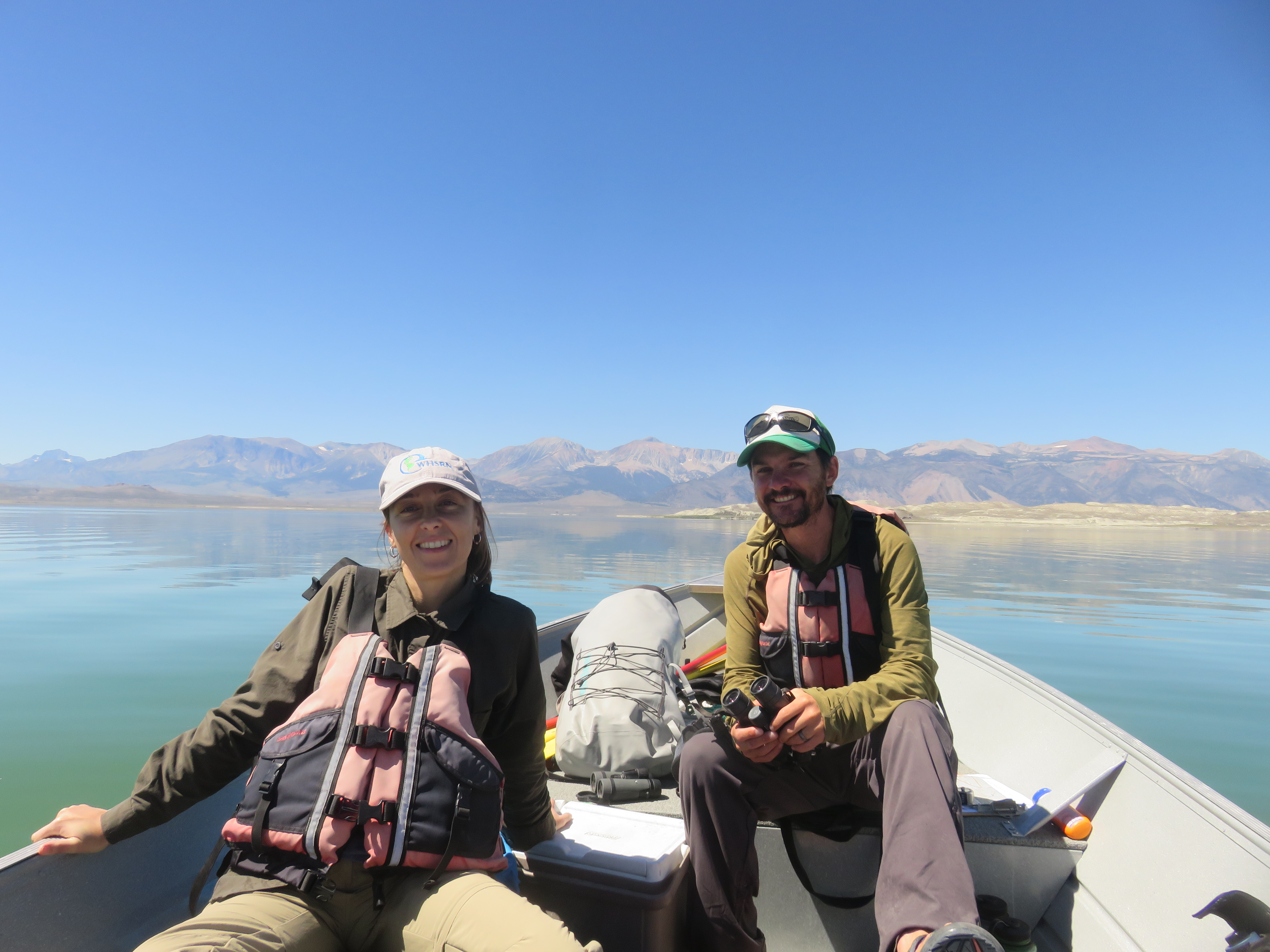 La bióloga argentina Marcela Castellino junto con Ryan Carle trabaja en la conservación de las aves falaropos en América. En la foto, se encuentra en Mono Lake, California, donde van las aves desde Sudamérica