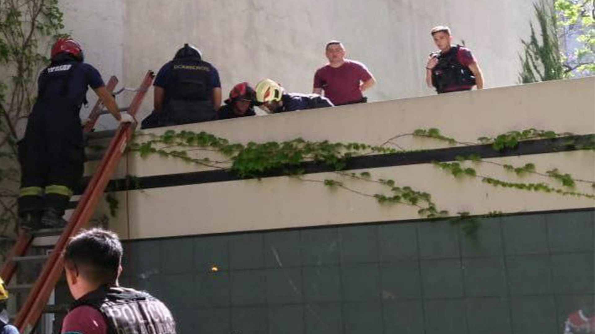 La mujer cayó al vacío hacia la terraza de un primer piso de un edificio lindero