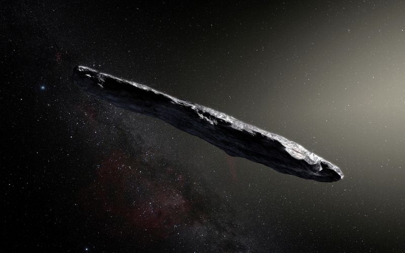 Impresión de un artista muestra a Oumuamua, el primer objeto interestelar conocido en visitar el Sistema Solar (REUTERS)