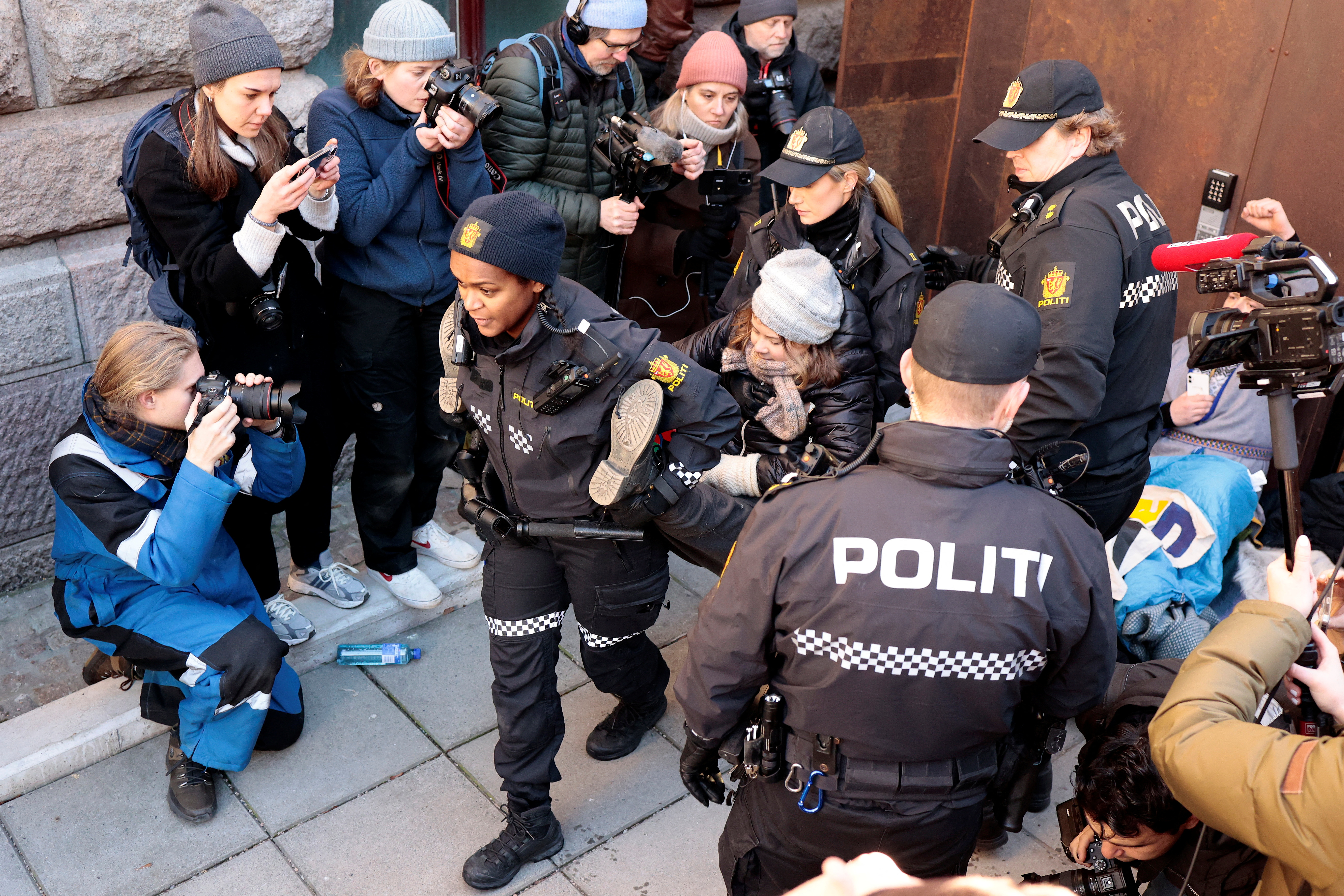 Thunberg, al igual que una decena de ecologistas, fue movida a la fuerza de la entrada del Ministerio de Finanzas y trasladada en volandas unos cien metros. Oslo, Noruega, 1 de marzo de 2023.  Alf Simensen/NTB/via REUTERS