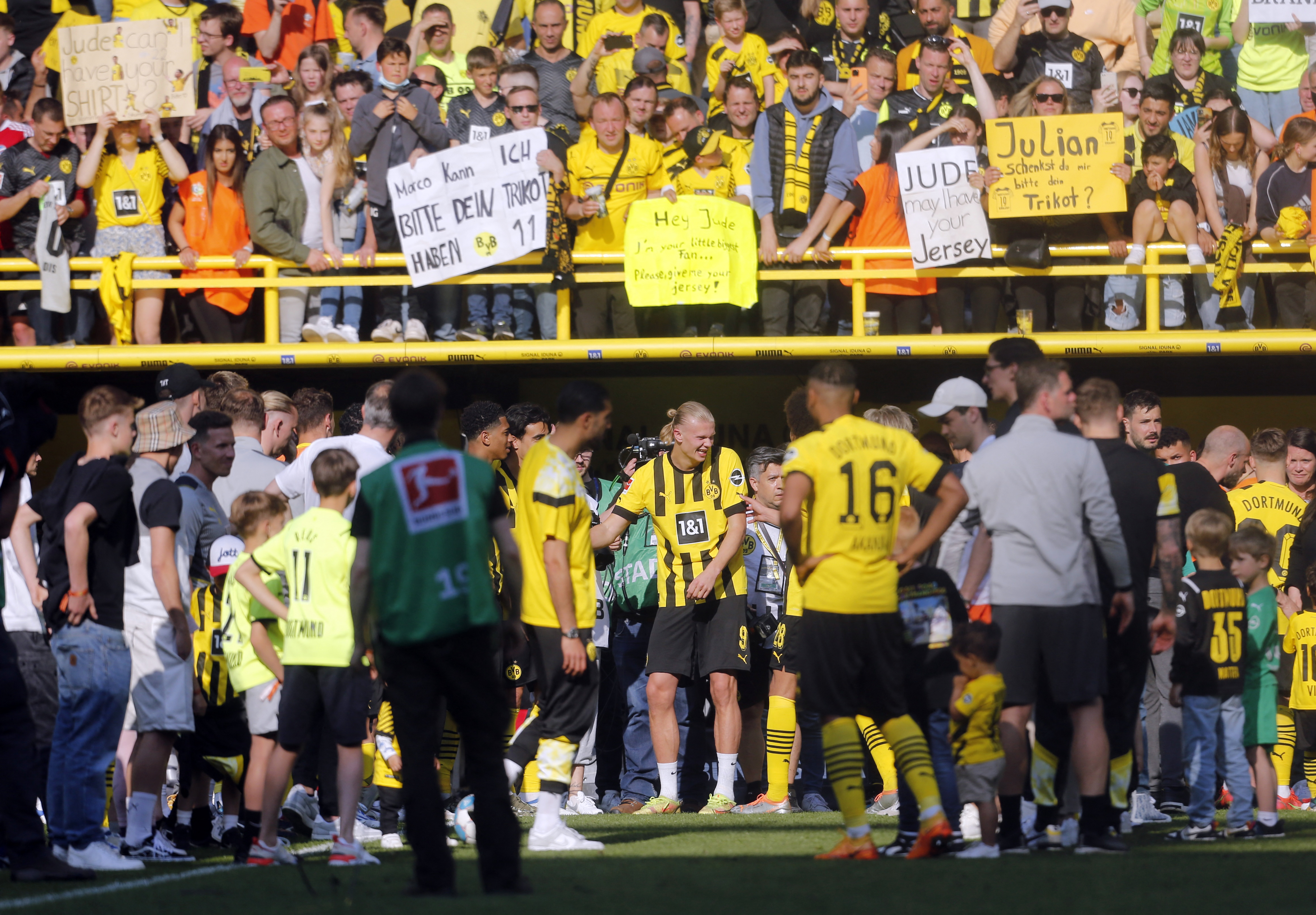 Erling Haaland tuvo una emotiva despedida con todos sus compañeros del Borussia Dortmund en su último partido de local de esta temporada (Foto: REUTERS)