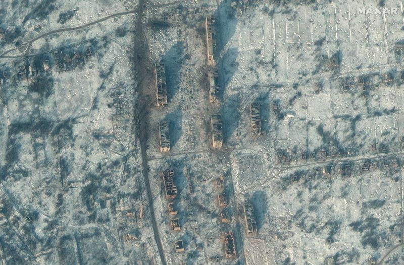 Una vista por satélite muestra edificios de apartamentos y viviendas destruidos, en Soledar, Ucrania. 10 de enero de 2023. Imagen de satélite. Maxar Technologies/Handout vía REUTERS/Archivo