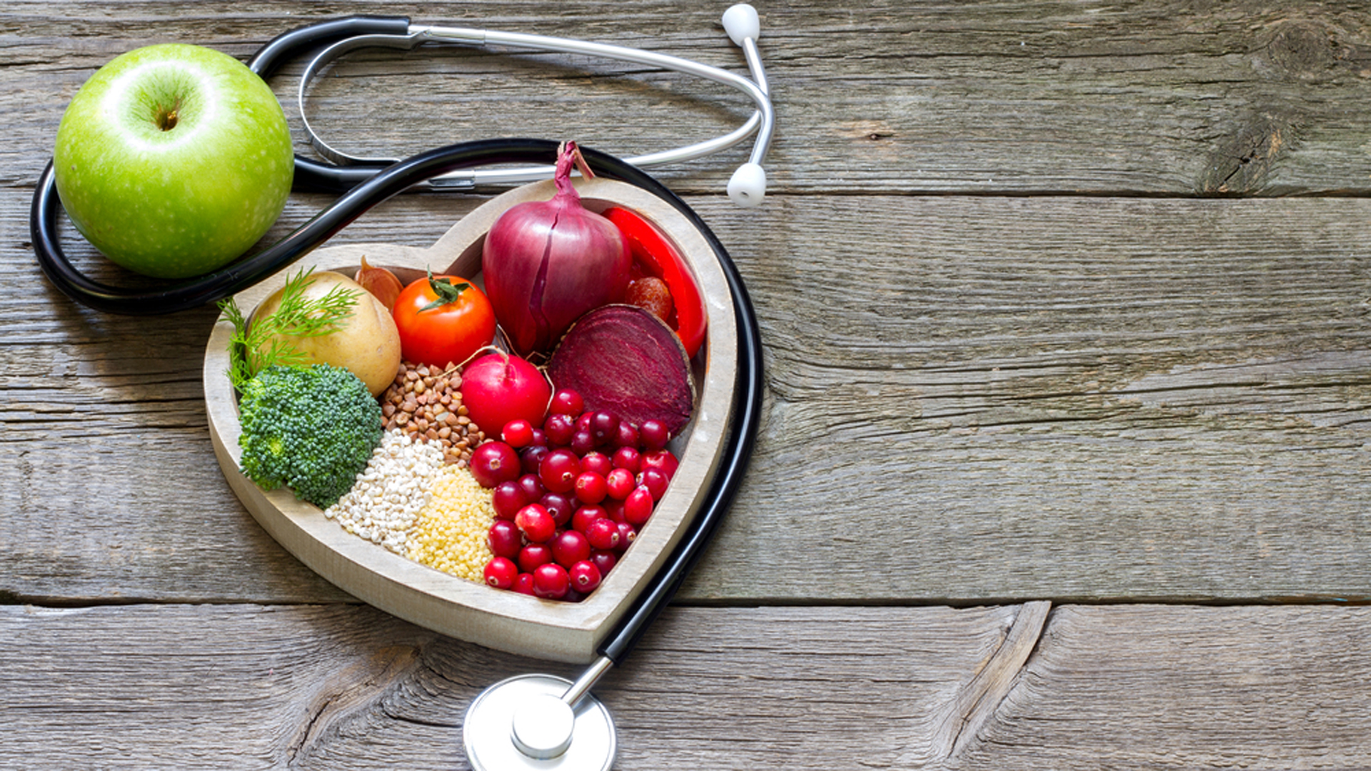 Una buena alimentación a base de verduras y frutas mantiene un corazón sano (Shutterstock)