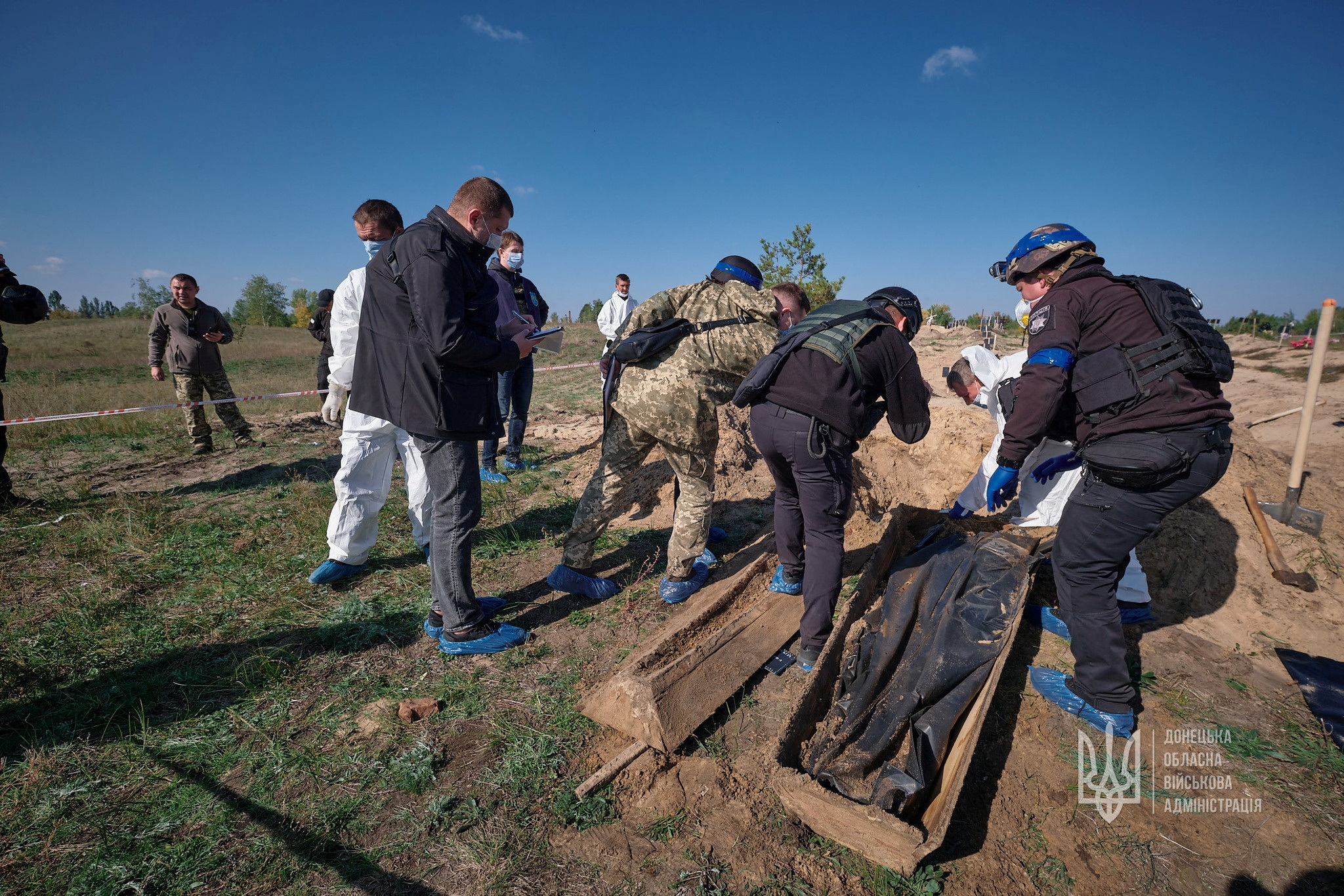 Exhumación de cuerpos en Lyman (via Reuters)