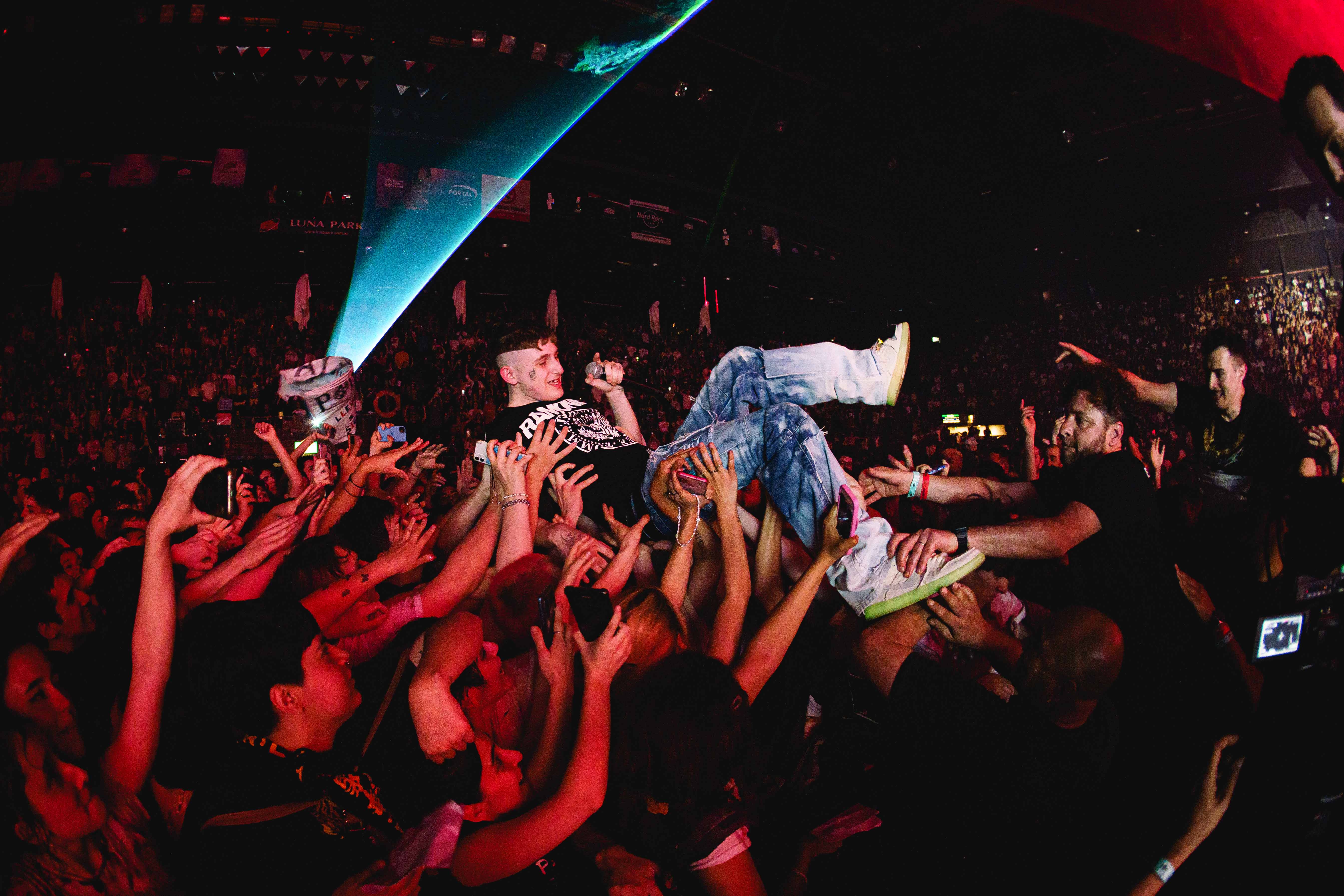 El mosh de Dillom sobre su público en el Luna Park