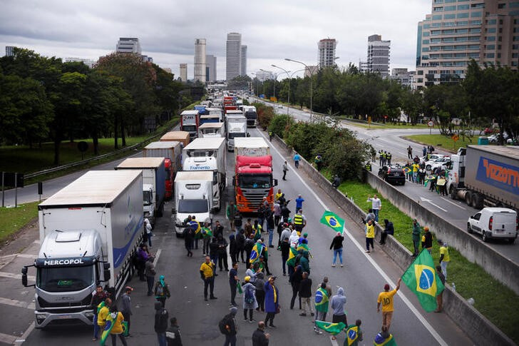 Aunque los bloqueos de carreteras y las protestas en todo el país por la pérdida de Bolsonaro demuestran la capacidad de este último para motivar a sus partidarios, el papel postelectoral de Bolsonaro como centro del conservadurismo brasileño no está claro. (REUTERS)