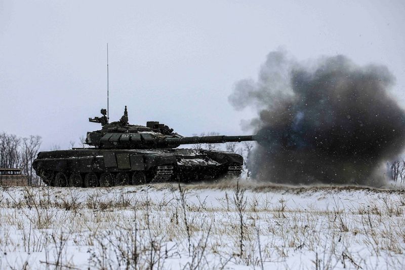 Un tanque de las fuerzas armadas rusas dispara durante unos ejercicios militares en la región de Leningrado, Rusia, 14 de febrero de 2022. REUTERS/Ministerio de Defensa ruso