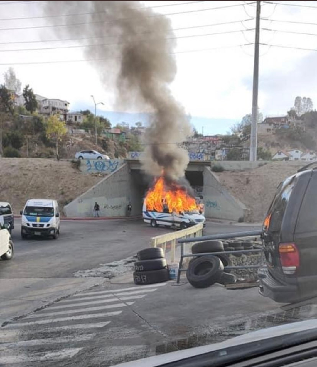 El viernes 12 de agosto se registraron distintos hechos violentos en varias ciudades de Baja California en donde hubo la quema de varios vehículos. (Foto: @queentrizz)