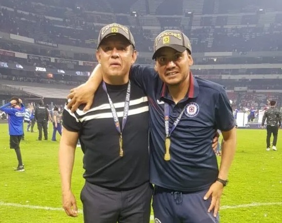 Juan Reynoso y Jaime Serna luego de salir campeones en Cruz Azul de México. (Difusión)